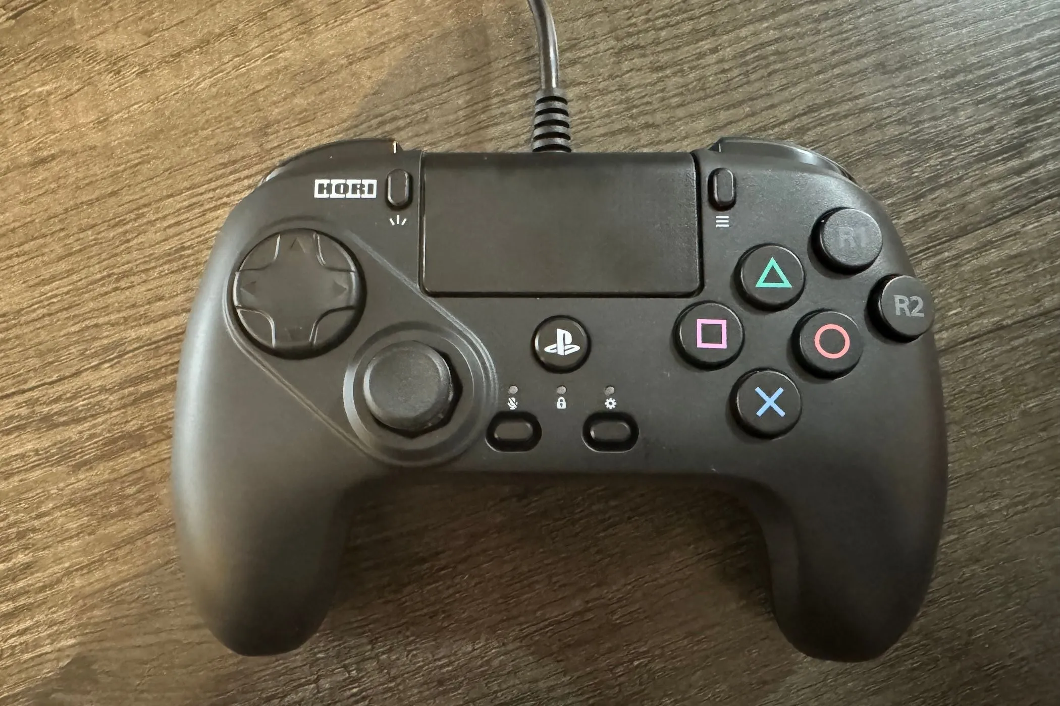 Tay cầm chơi game Hori Fightpad dành cho PlayStation.