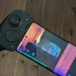Tay cầm Razer Kishi Ultra kết nối với Moto Edge+ 2023 đang chạy trò chơi Dead Cells.