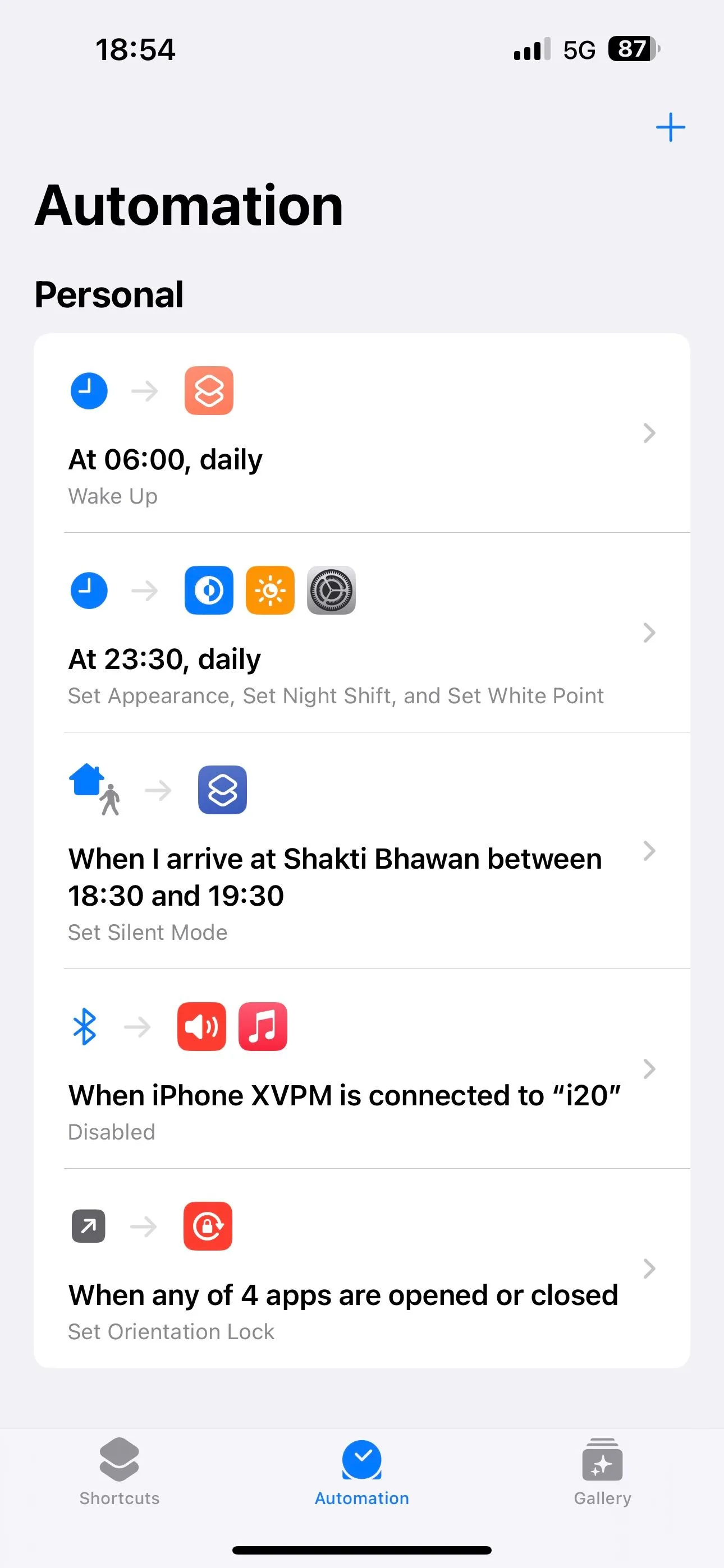Thẻ Tự động hóa trong ứng dụng Phím tắt iOS hiển thị các tự động hóa đã tạo