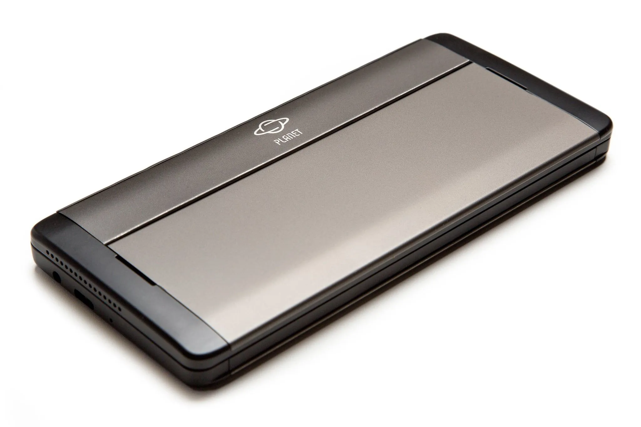 Thiết bị Gemini PDA màu đen đóng lại, nhìn từ phía sau.