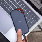 Thiết bị lưu trữ tốc độ cao SanDisk trên máy tính xách tay