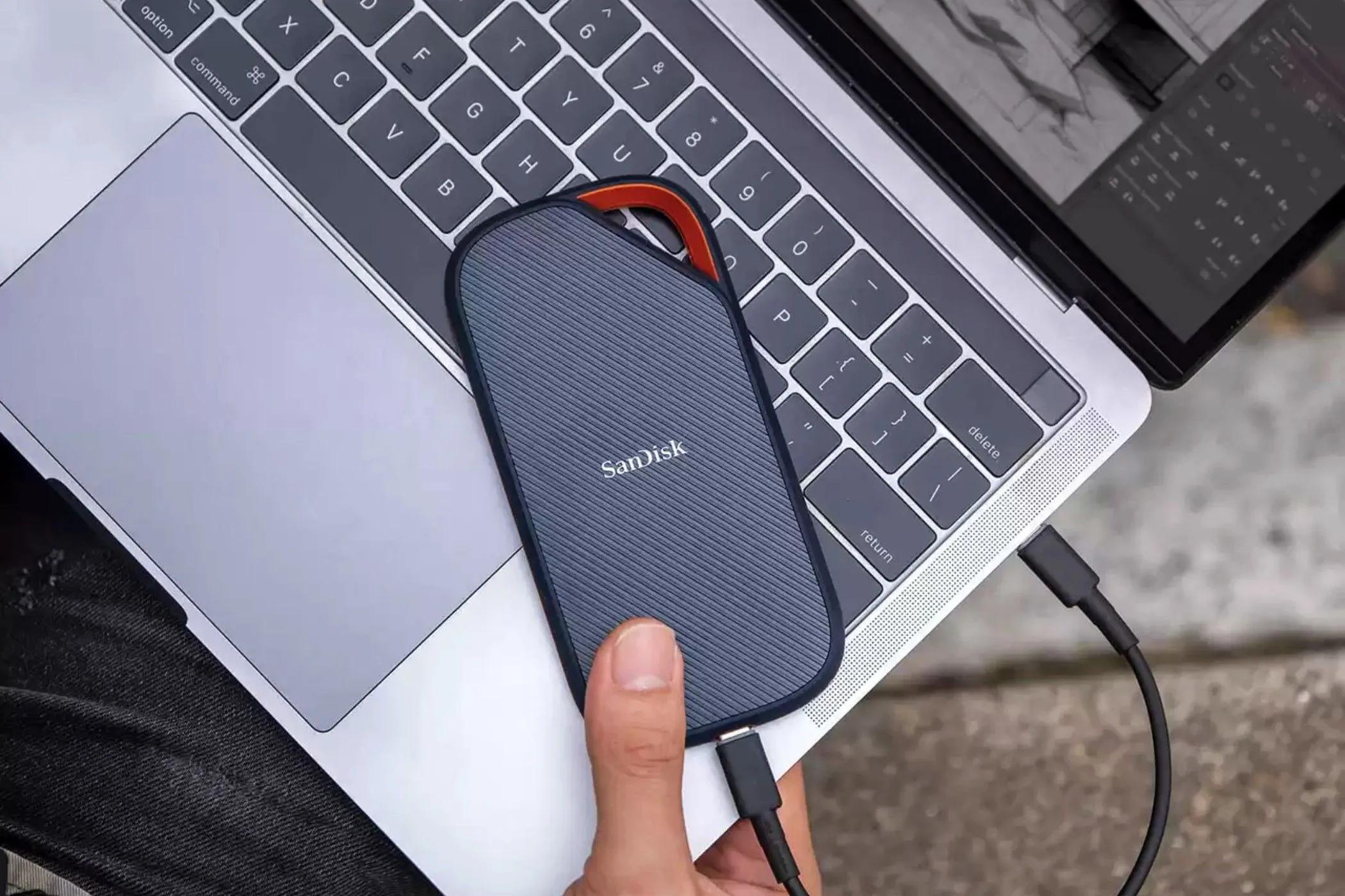 Thiết bị lưu trữ tốc độ cao SanDisk trên máy tính xách tay