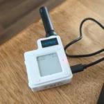 Thiết bị radio LoRa Lilygo T-Echo cắm vào laptop, minh họa công nghệ Meshtastic