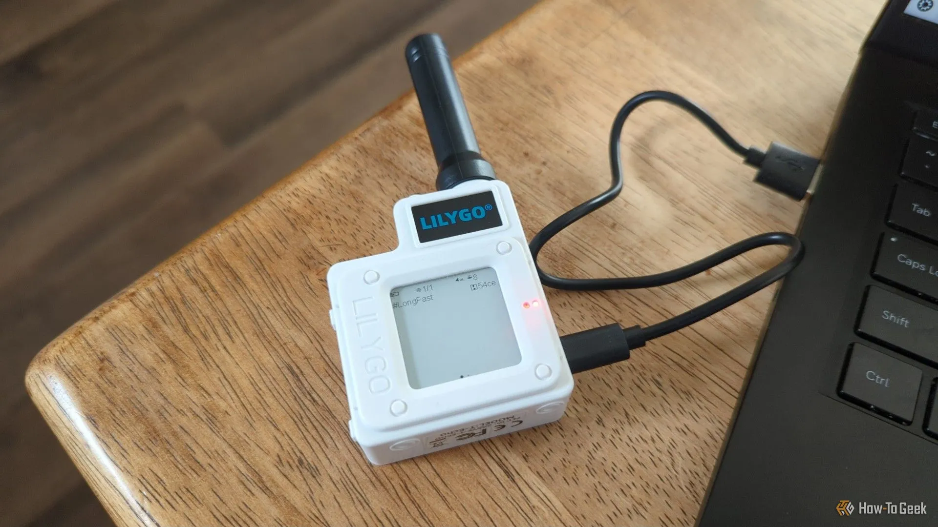 Thiết bị radio LoRa Lilygo T-Echo cắm vào laptop, minh họa công nghệ Meshtastic