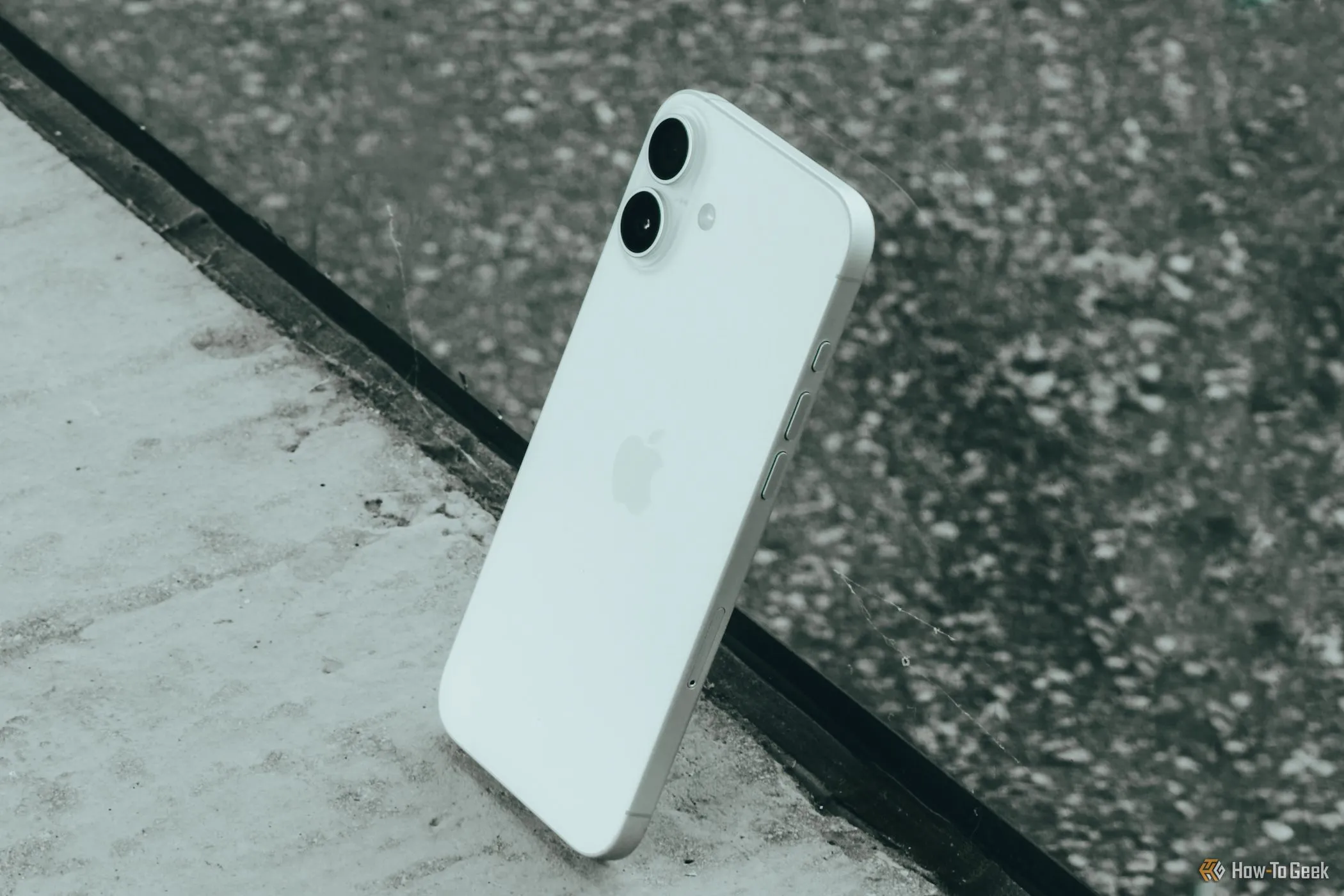 Thiết kế iPhone 16 Plus nổi bật với màn hình Super Retina XDR lớn, phù hợp cho giải trí.