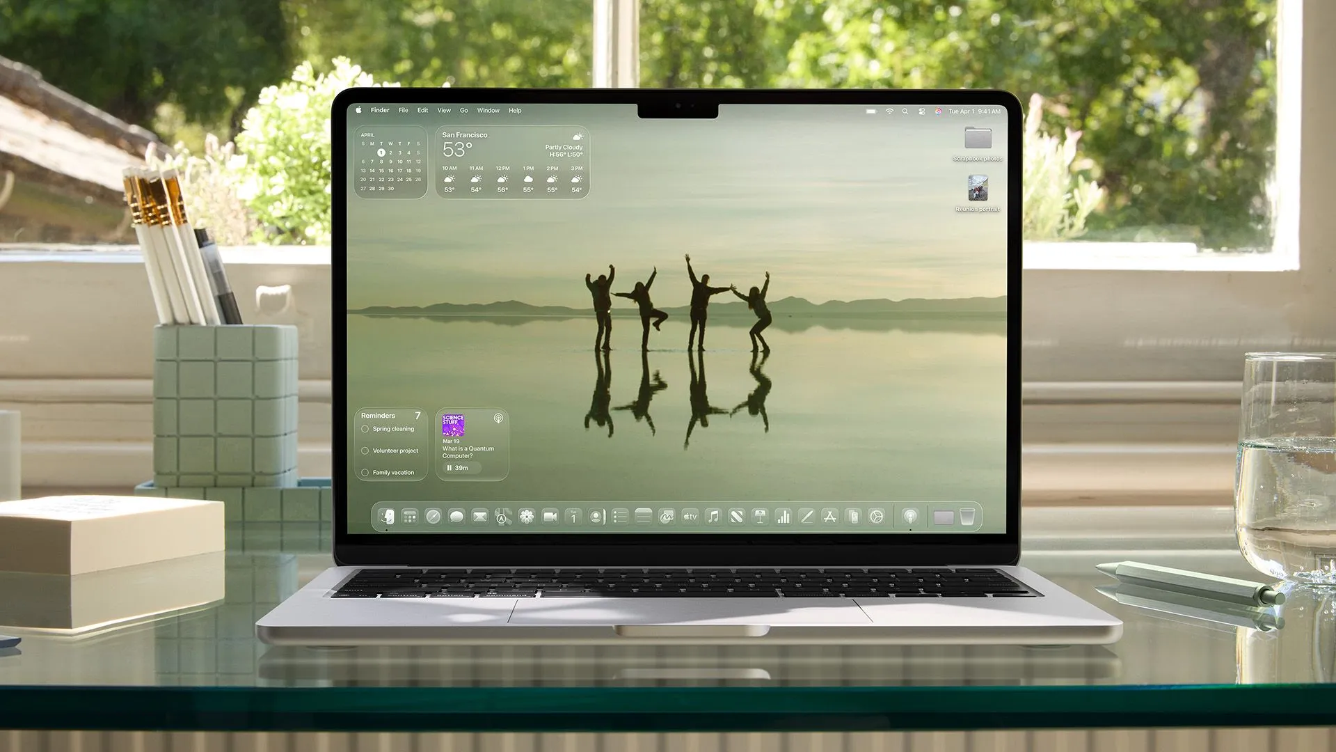Thiết kế Liquid Glass trên giao diện macOS Tahoe 26, minh họa tính thống nhất trải nghiệm hệ sinh thái Apple.
