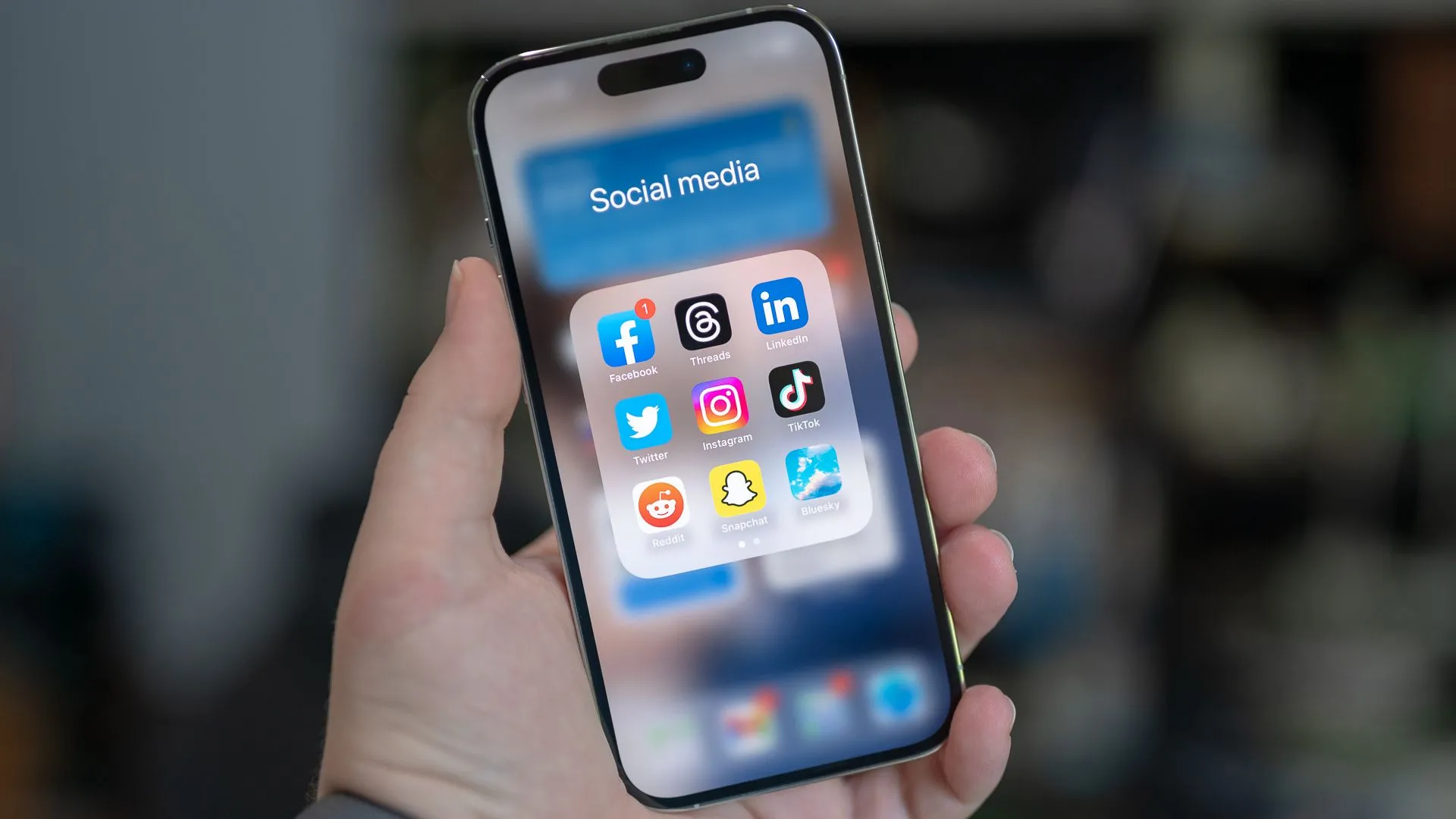 Thư mục mạng xã hội trên Apple iPhone 14 Pro, chứa các ứng dụng phổ biến như Facebook, Threads, LinkedIn, Twitter, Instagram, TikTok, Reddit, Snapchat và Bluesky