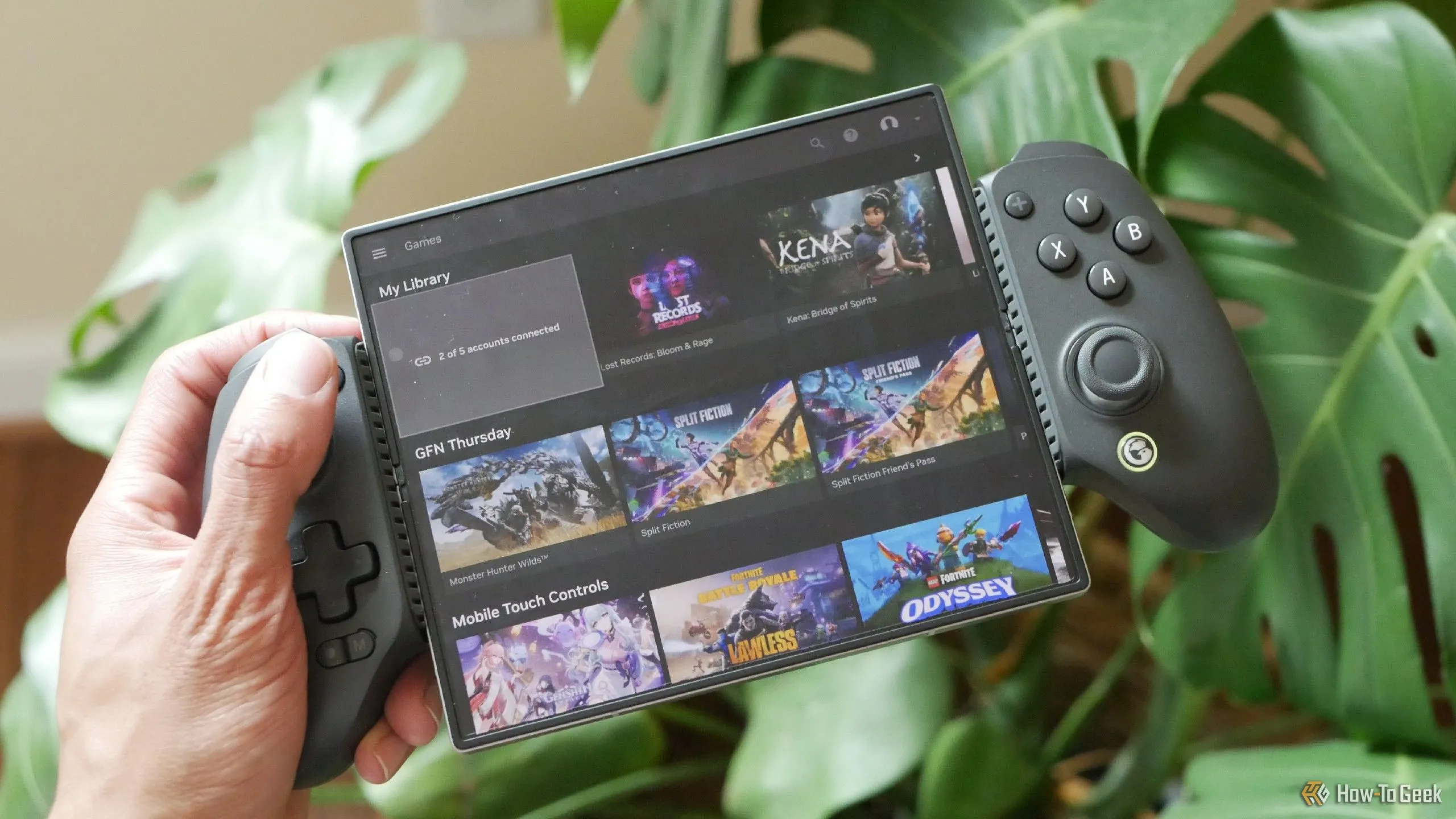 Trải nghiệm NVIDIA GeForce NOW trên Samsung Galaxy Z Fold 6 với tay cầm GameSir G8+, minh họa khả năng đồng bộ dữ liệu game đa nền tảng