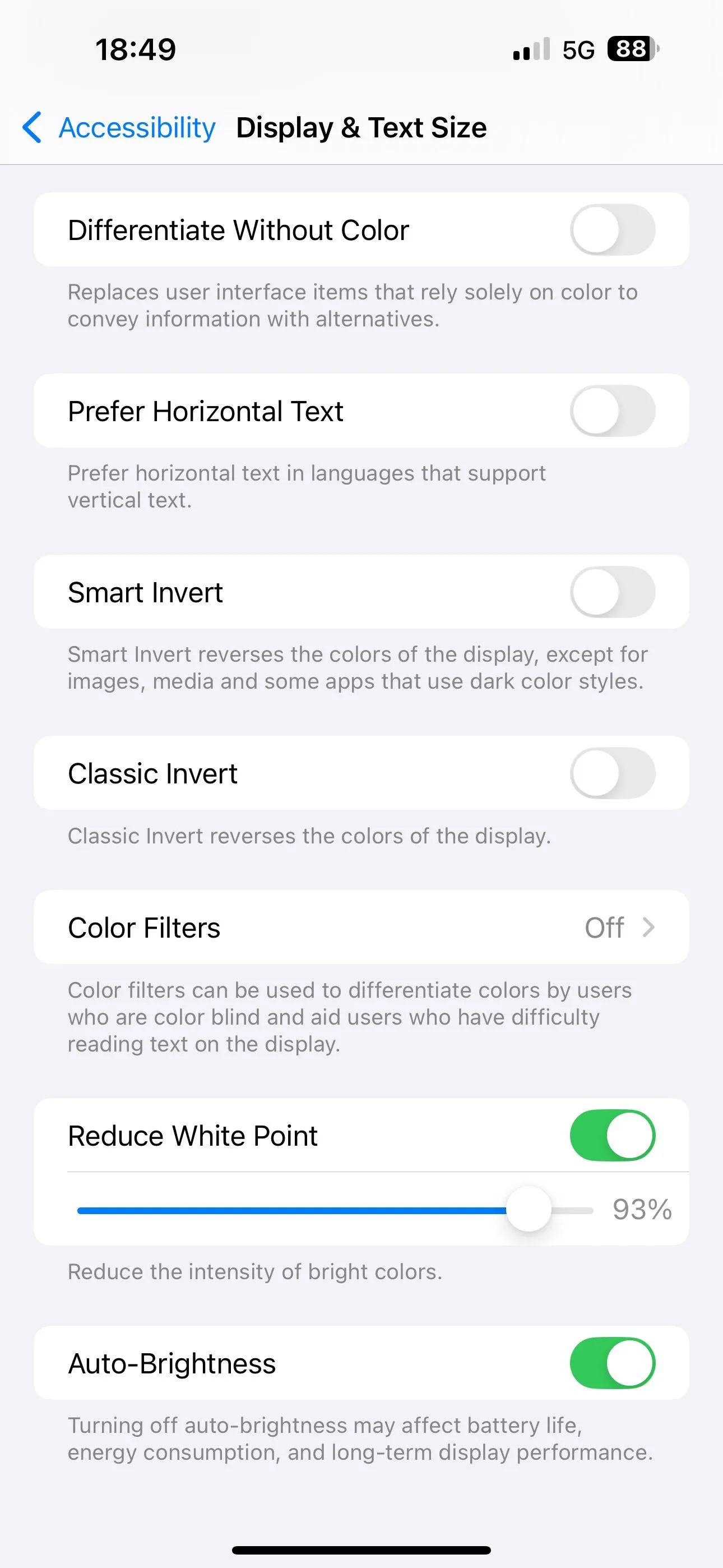 Tùy chọn Giảm điểm trắng (Reduce White Point) đã bật trong Cài đặt Trợ năng của iPhone để giảm độ chói màn hình