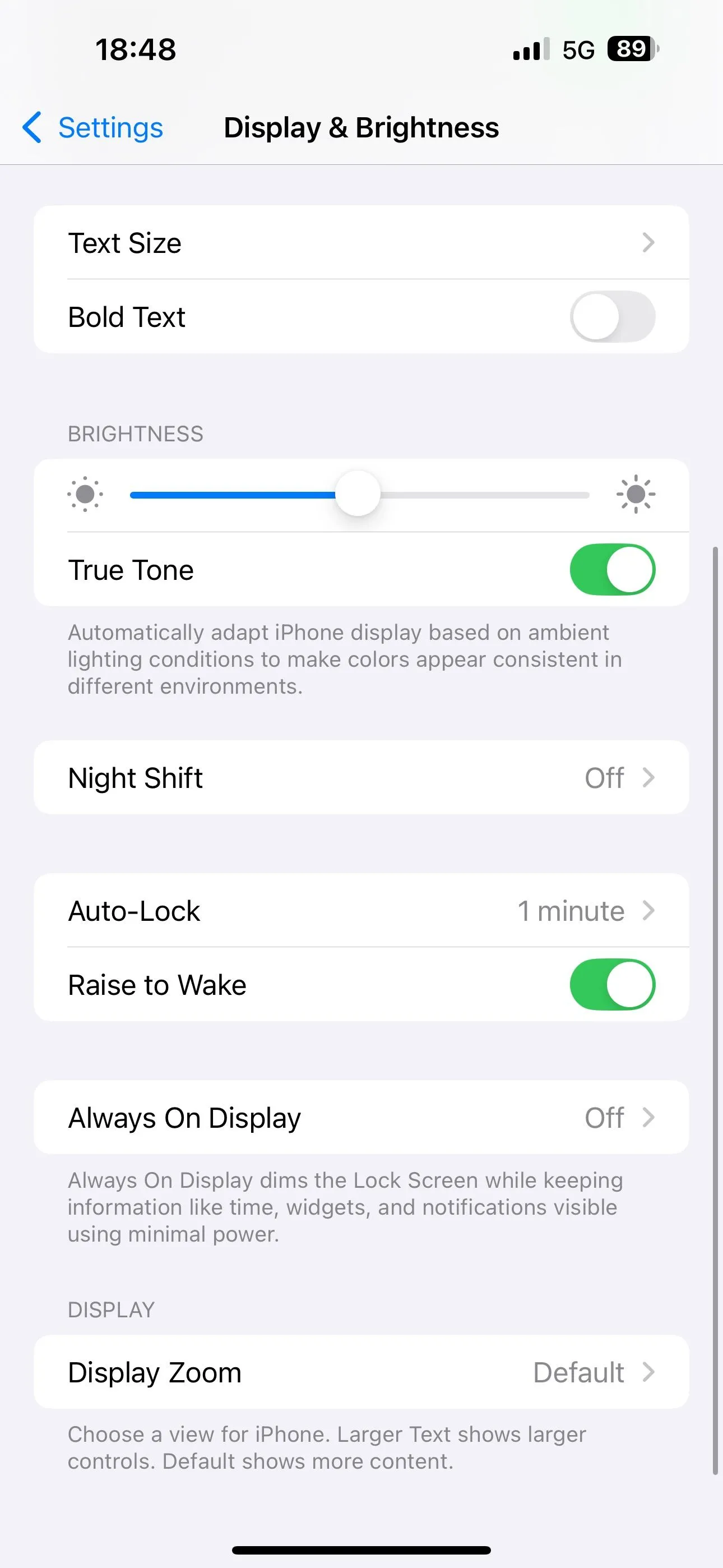 Tùy chọn Night Shift đang tắt trong cài đặt Màn hình &amp; Độ sáng trên iPhone