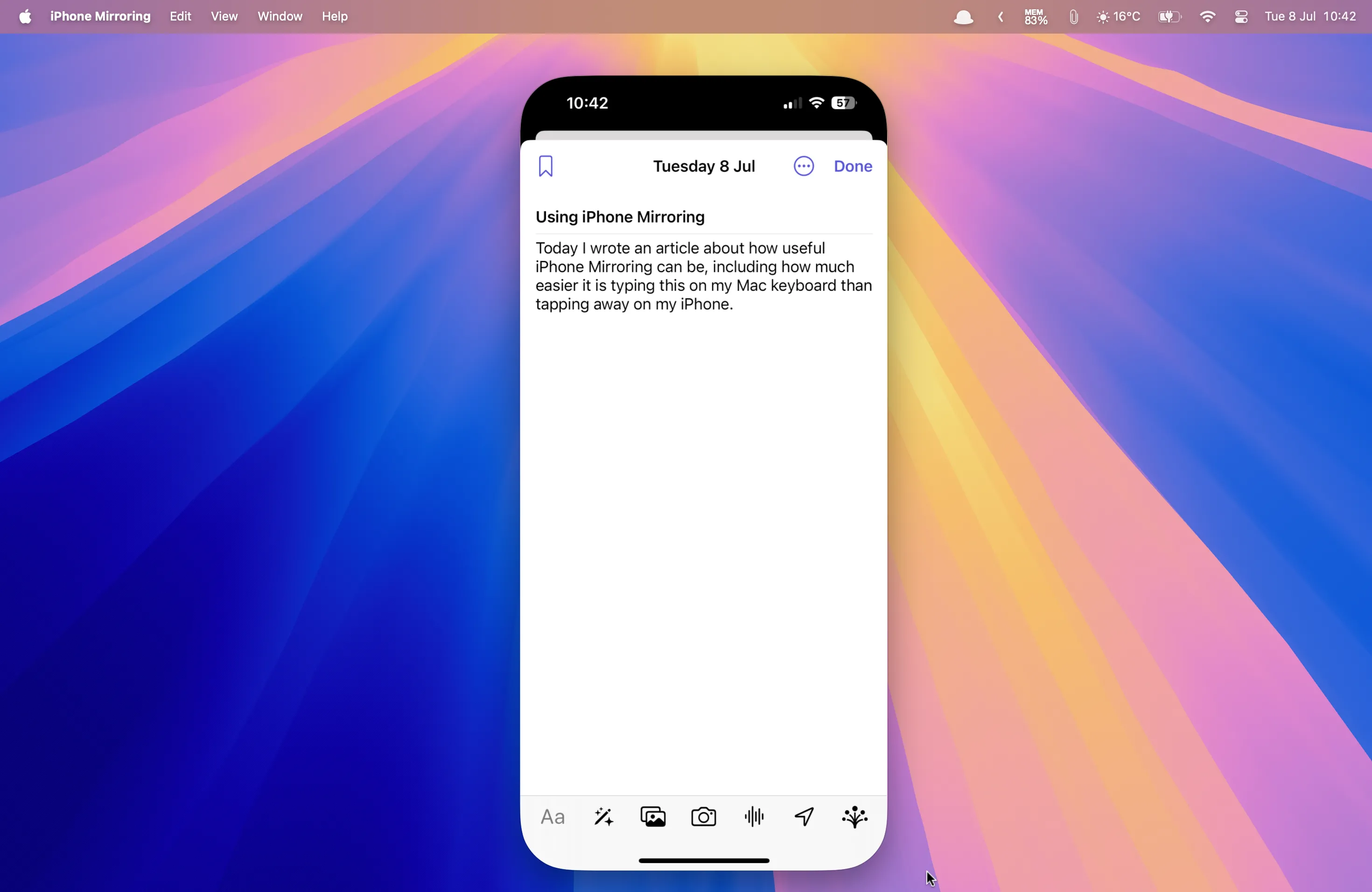 Ứng dụng Journal của Apple hiển thị một mục nhập nhật ký trên Mac thông qua tính năng Phản chiếu iPhone, cho phép nhập liệu bằng bàn phím vật lý.