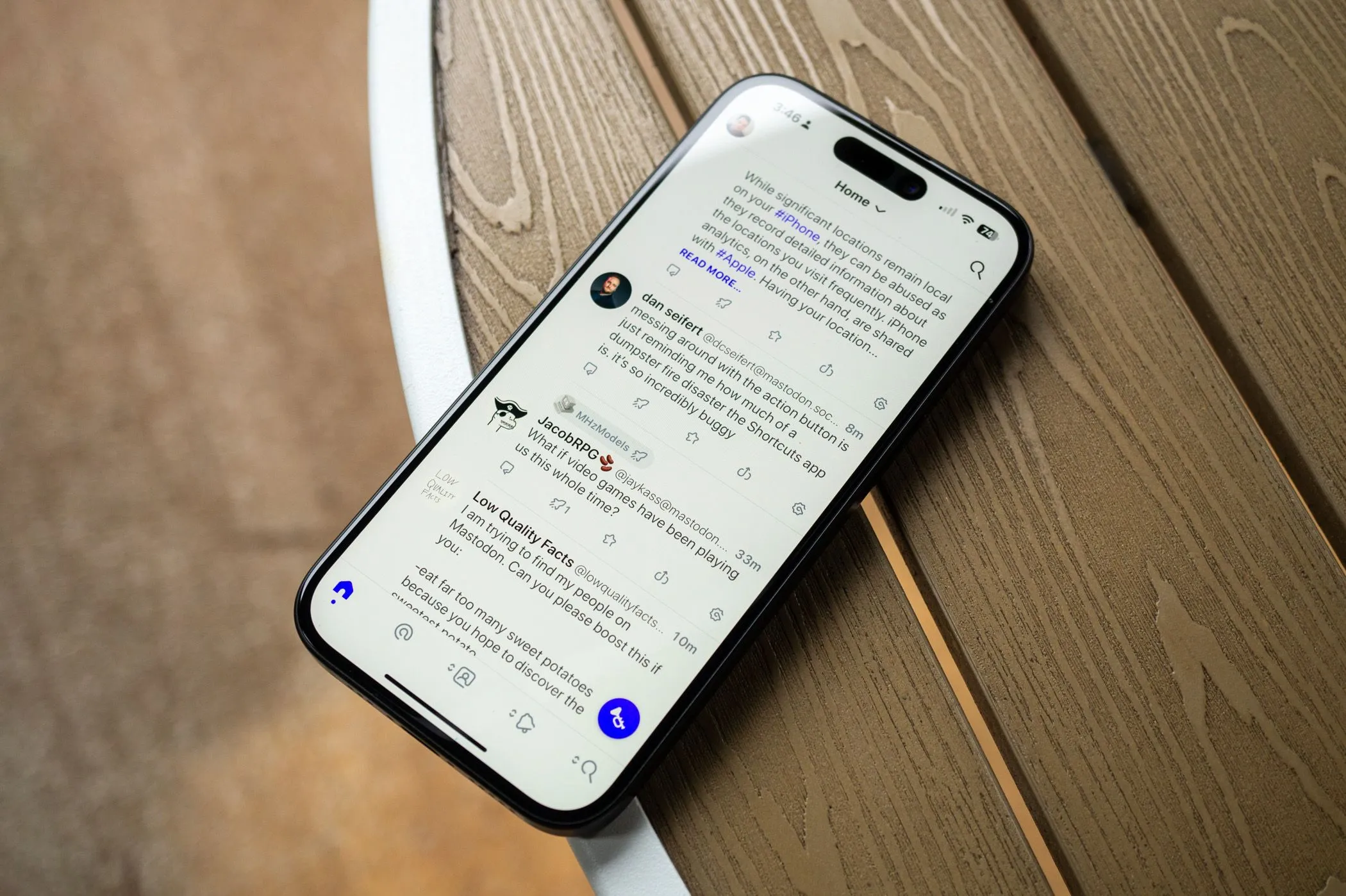 Ứng dụng Mastodon hiển thị trên màn hình Super Retina XDR của iPhone 15.