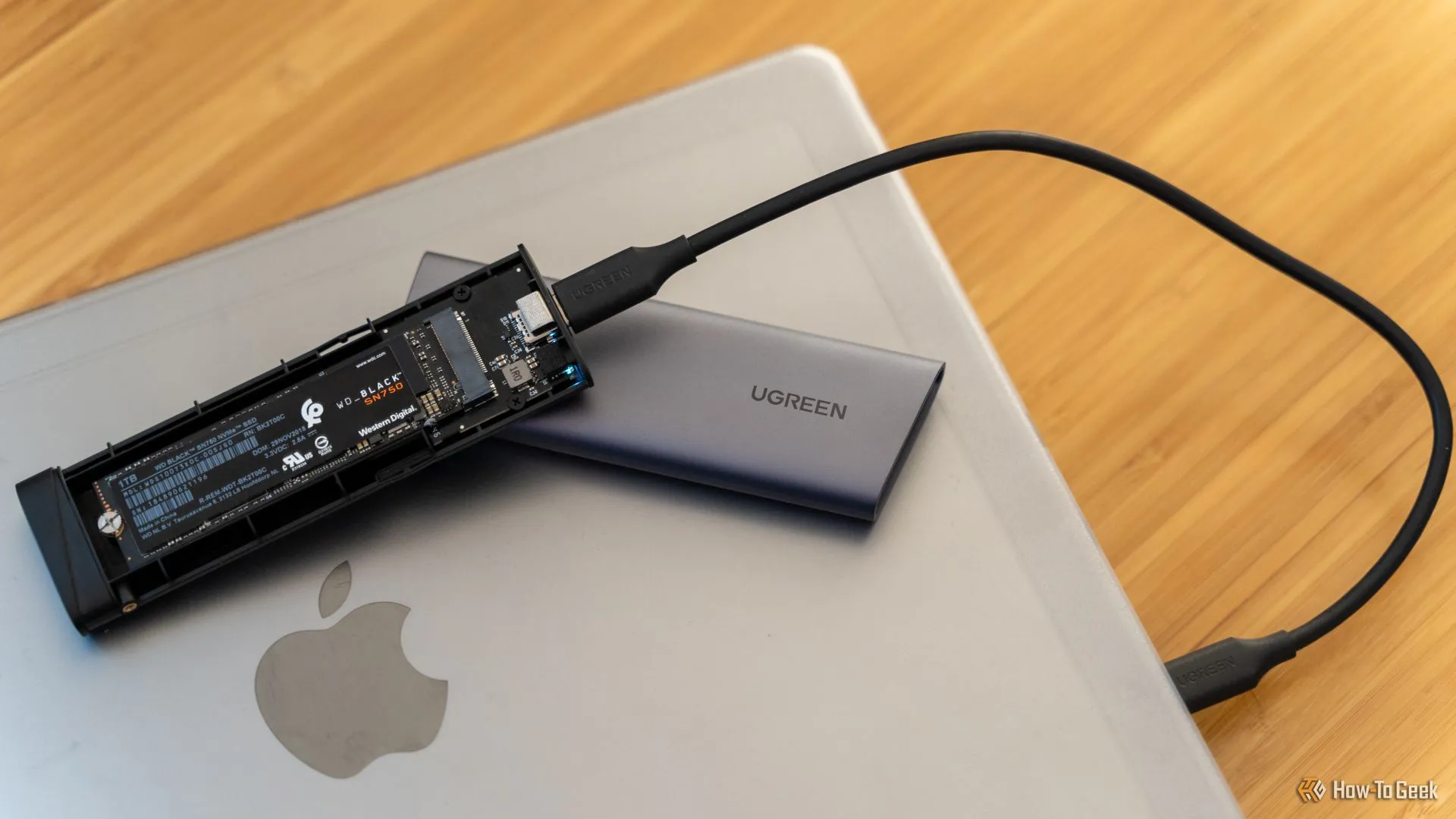Vỏ bọc SSD UGREEN M.2 NVMe USB đang chứa ổ SSD WD_BLACK SN750 đã lắp ráp
