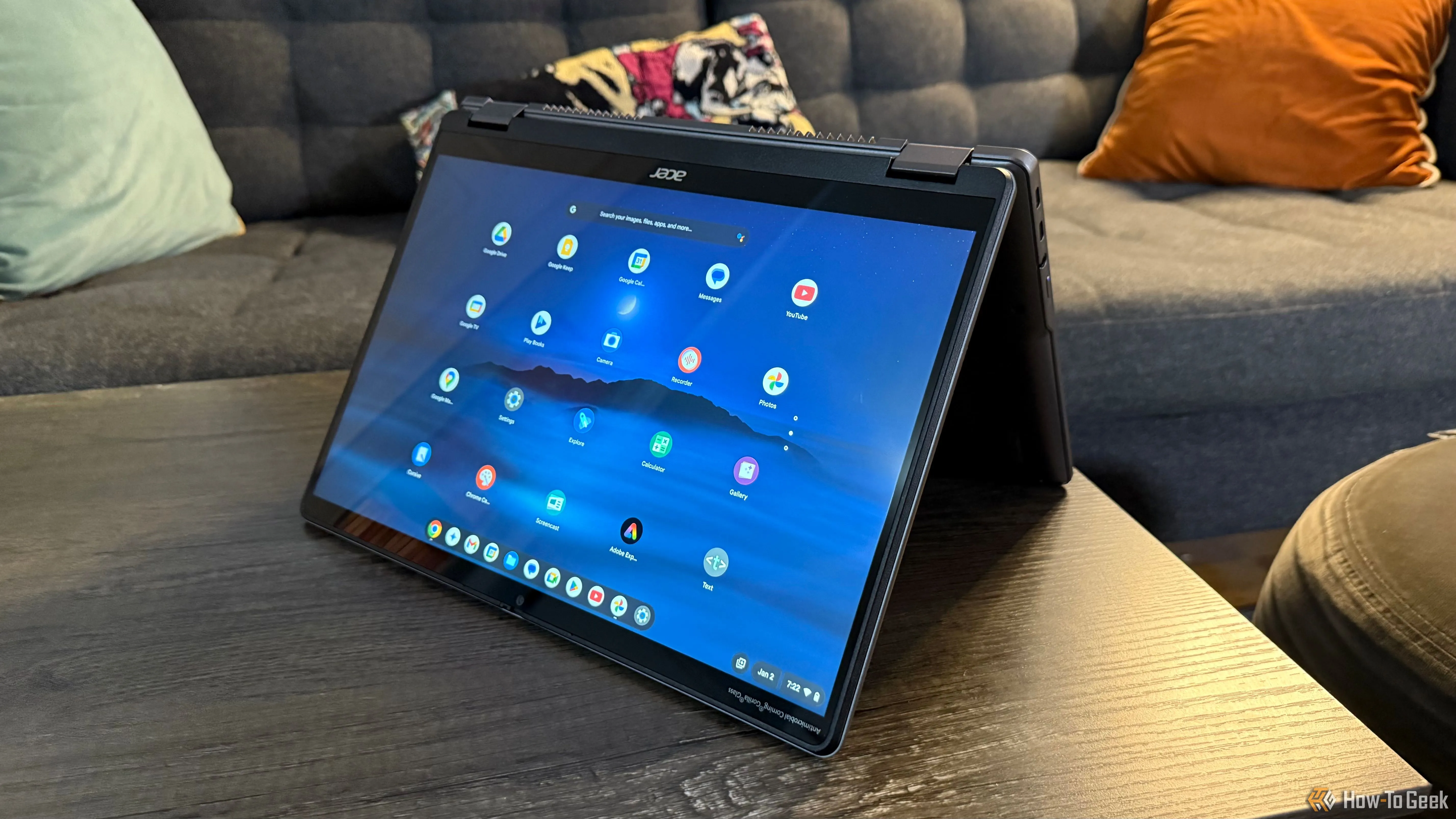 Acer Chromebook Plus Spin 514 ở chế độ lều trên bàn, cho thấy tính linh hoạt của thiết kế.