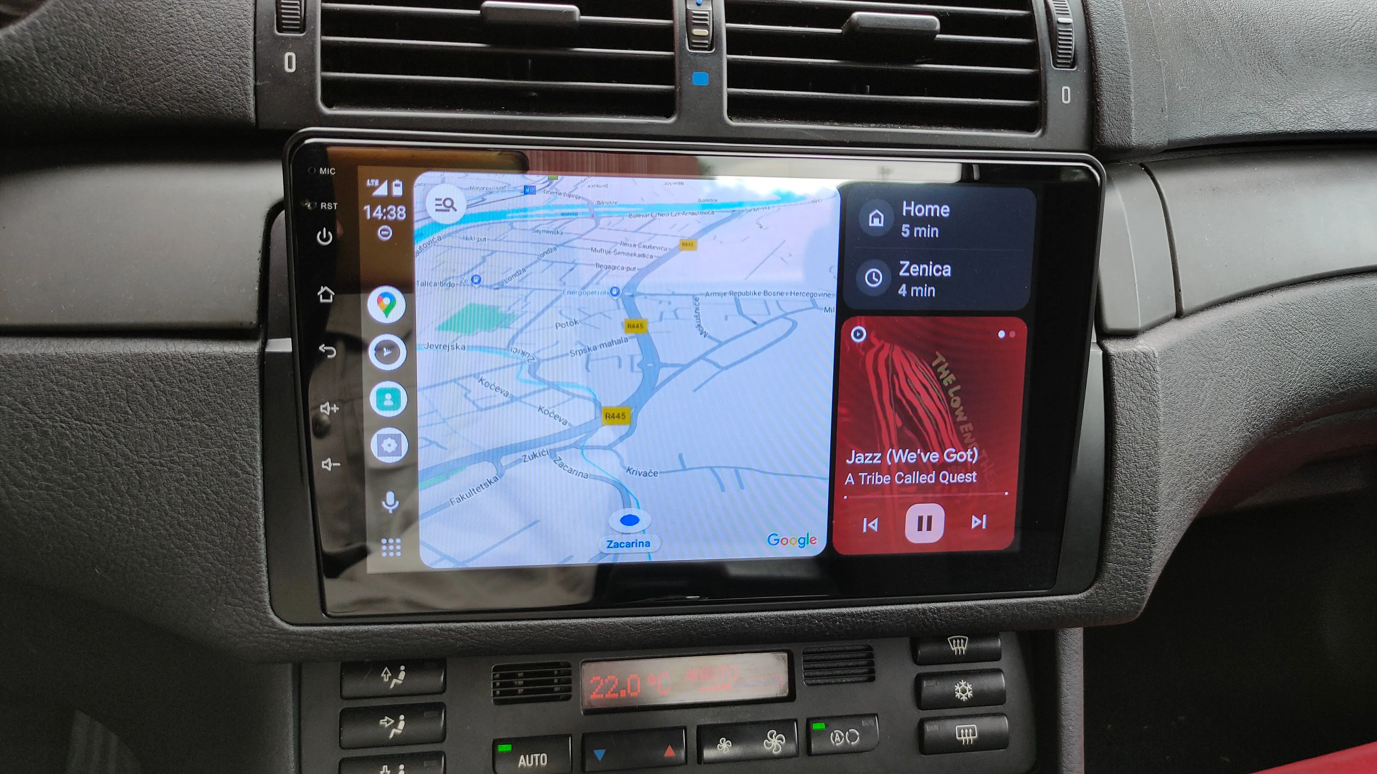 Android Auto đang chạy trên màn hình điều khiển trong xe hơi cũ.