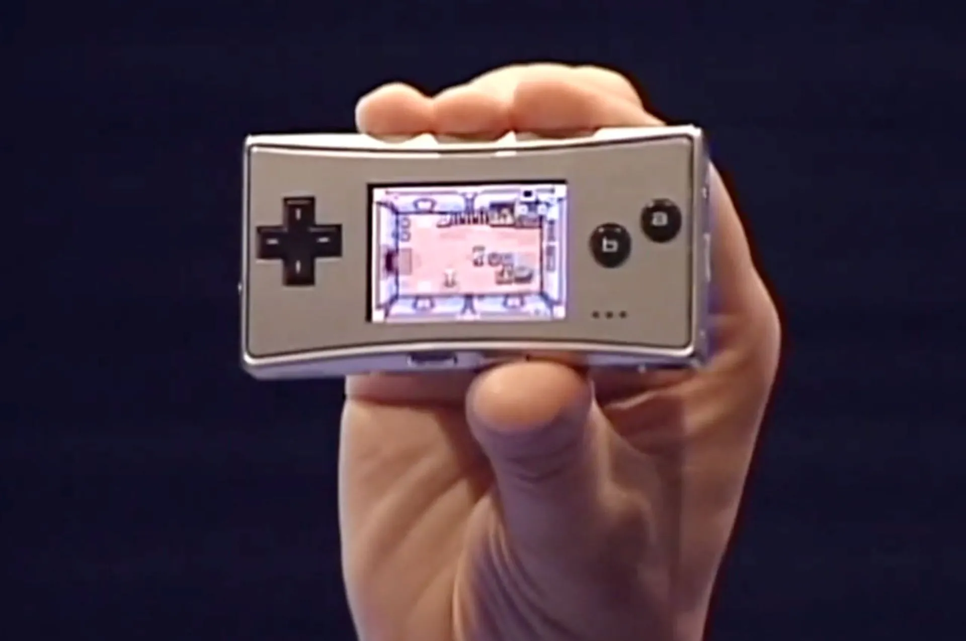 Ảnh chụp Game Boy Micro tại buổi công bố Nintendo E3 2005