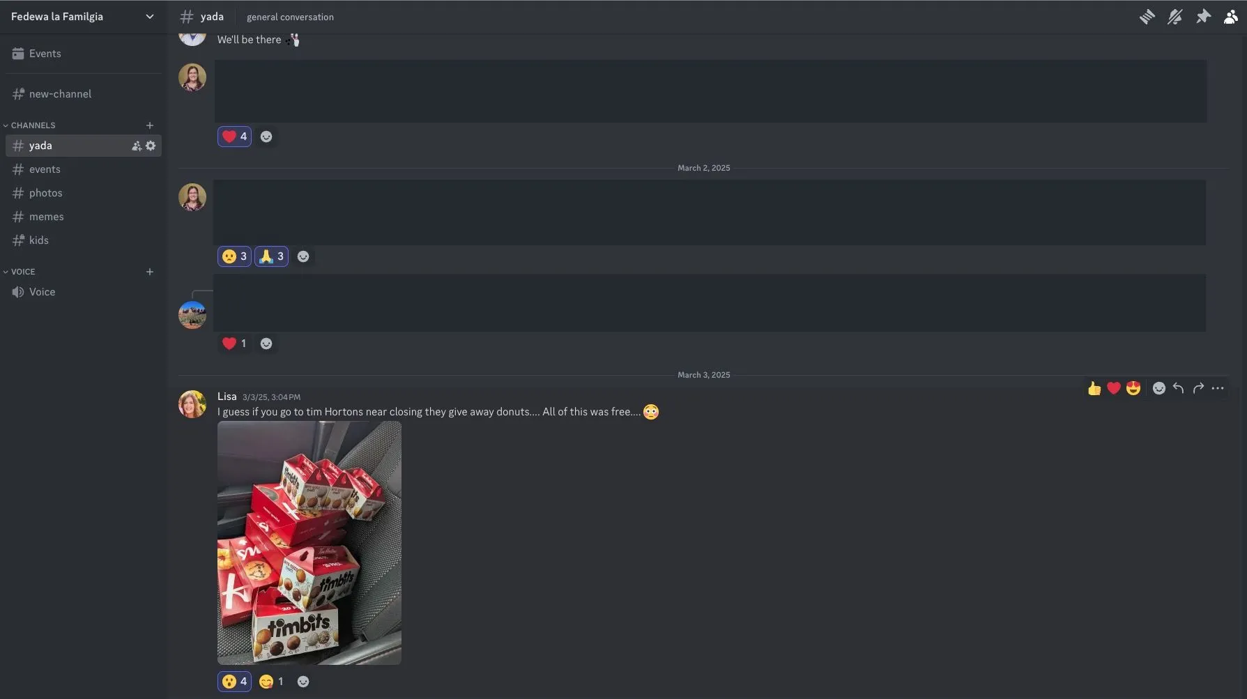 Ảnh chụp màn hình giao diện Discord với các kênh và tin nhắn.