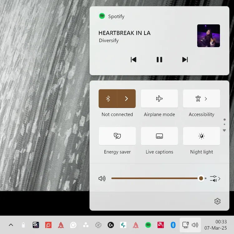 Ảnh chụp màn hình Trung tâm Hành động (Action Center) của Windows 11 khi Spotify đang phát, thể hiện vị trí điều khiển media ảo.