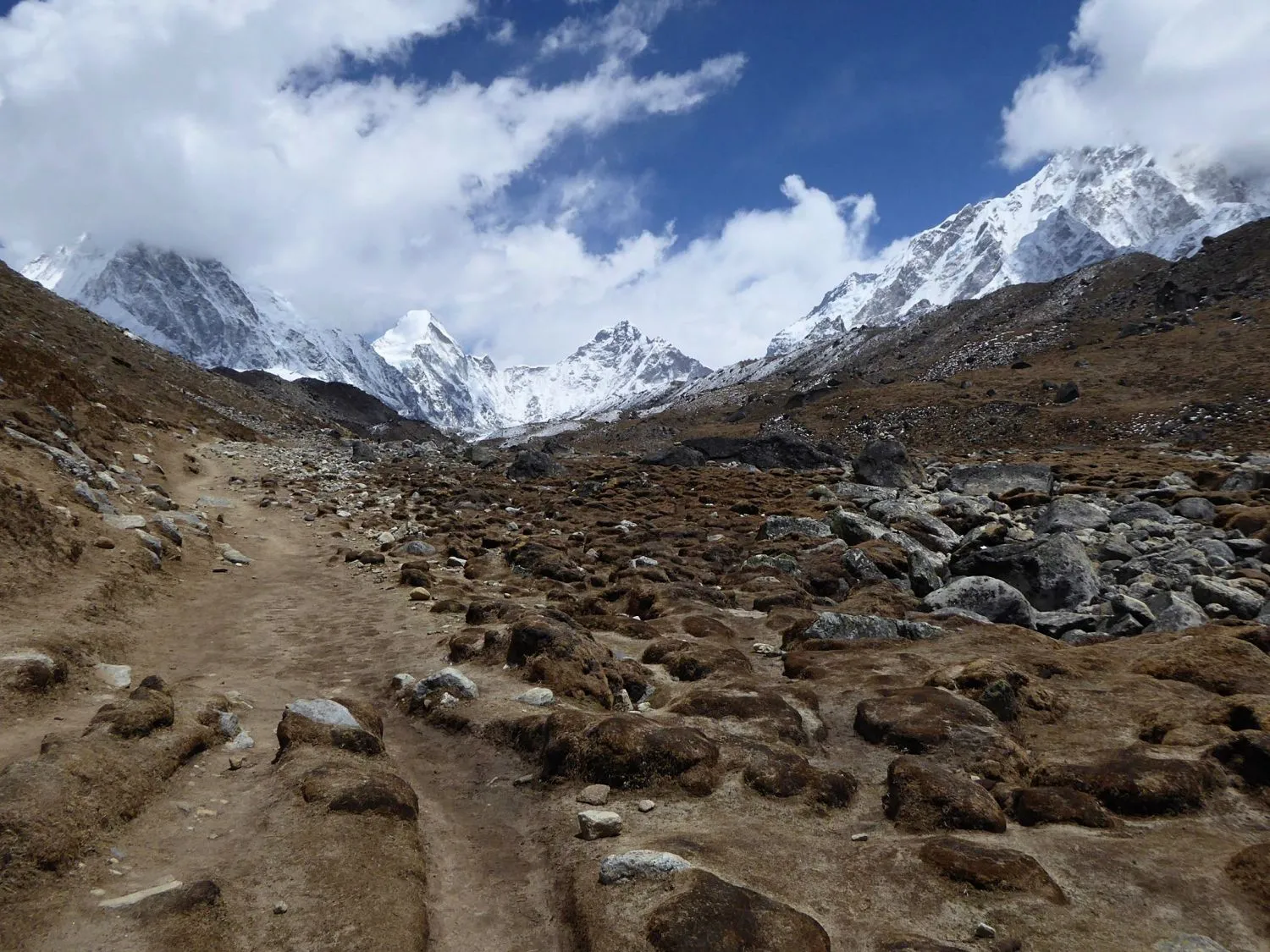 Ảnh dãy Himalaya tại Nepal với những đường dẫn tự nhiên hướng mắt người xem vào sâu trong phong cảnh hùng vĩ.
