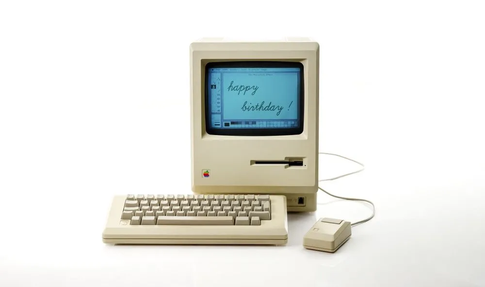 Ảnh studio chụp chiếc Macintosh 128k nguyên bản.