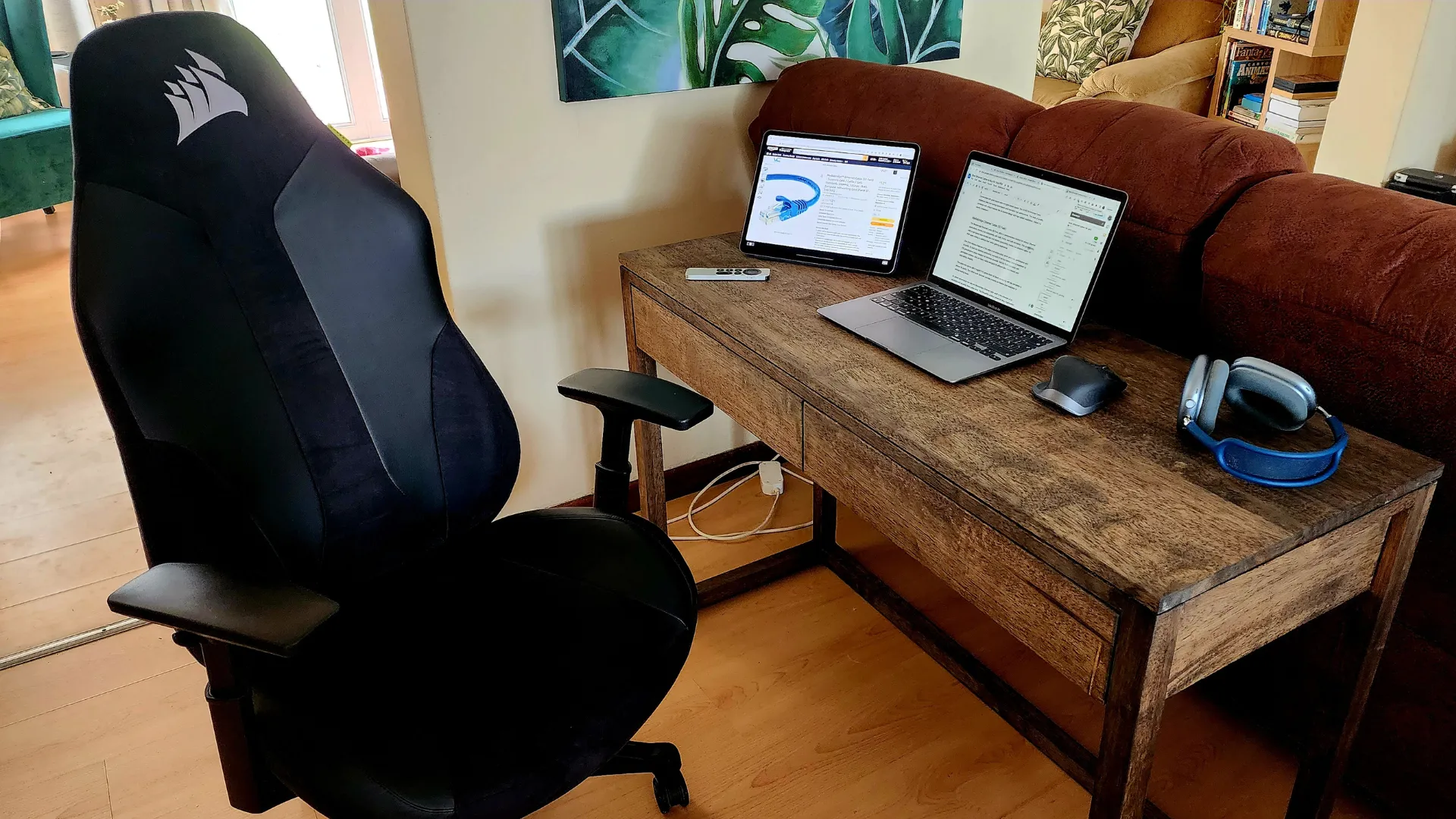 Bàn làm việc với MacBook, iPad, AirPods Max và Remote Apple TV thể hiện sự linh hoạt của MacBook