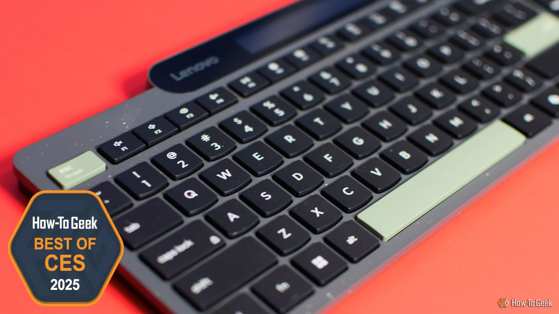 Bàn phím Bluetooth tự sạc Lenovo tại CES 2025, với tấm pin năng lượng mặt trời tích hợp.