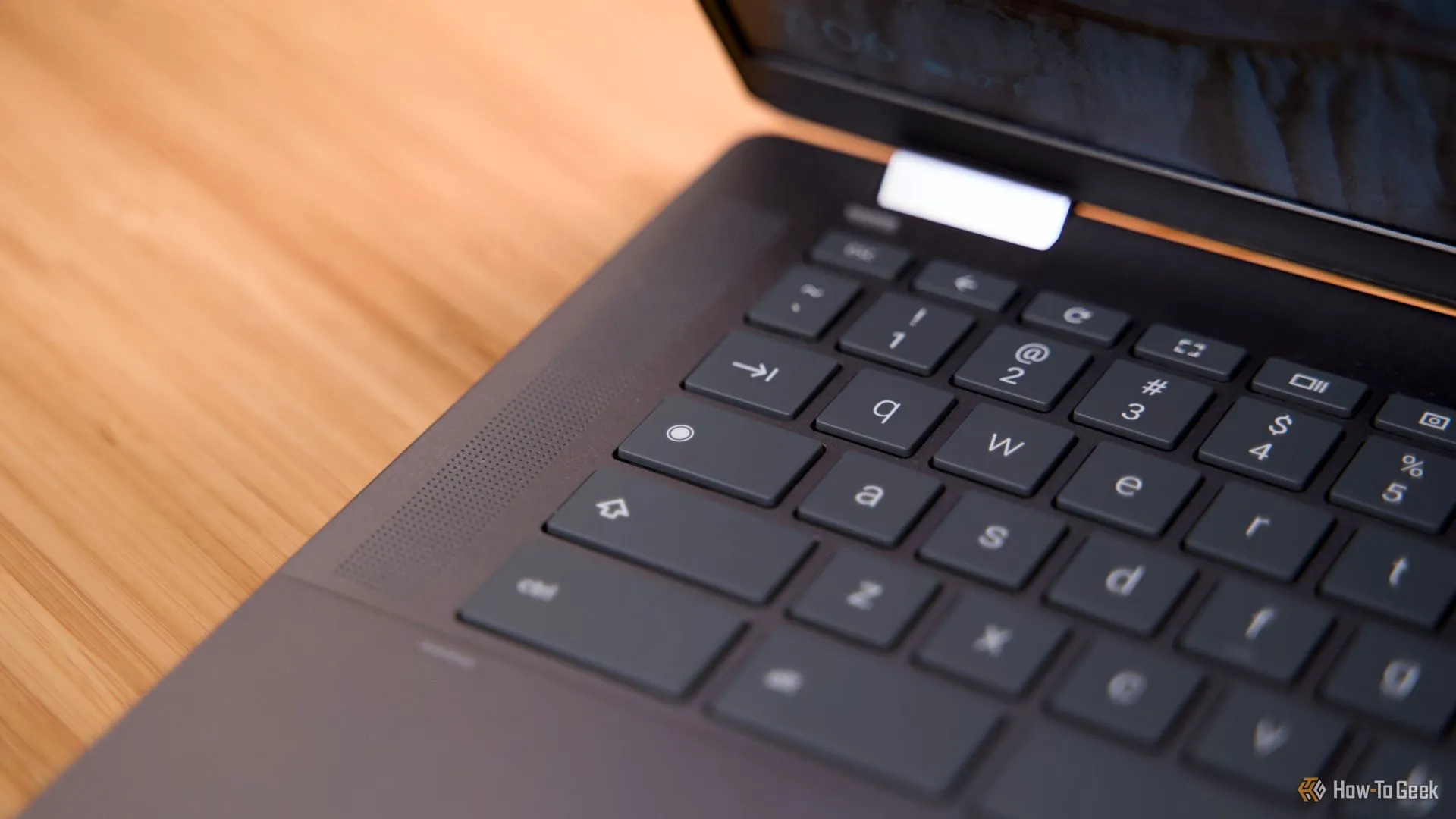 Bàn phím Chromebook với phím Search (biểu tượng kính lúp) nổi bật ở vị trí thường thấy của Caps Lock