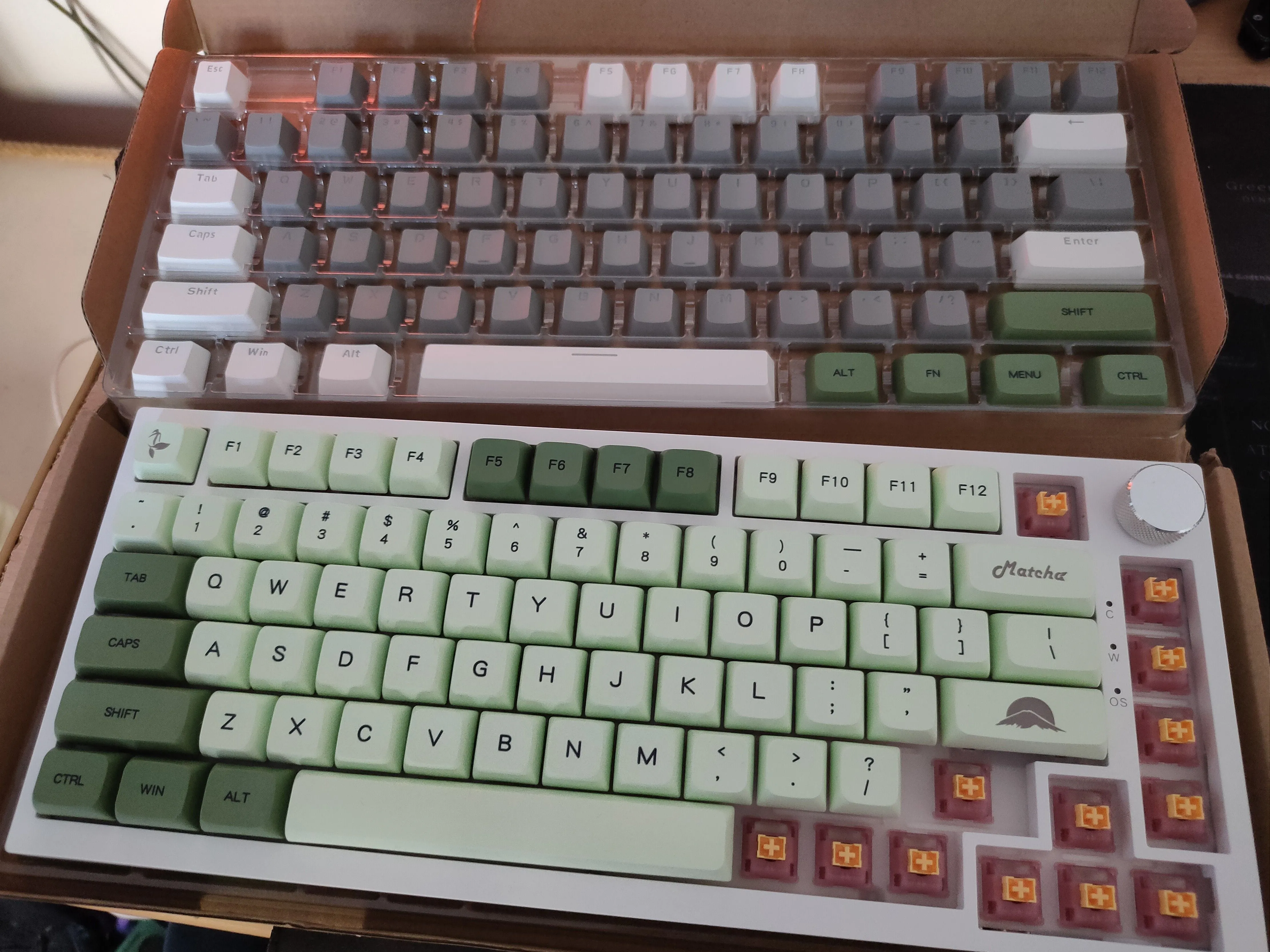 Bàn phím cơ Ajazz AK820 Pro với keycap tùy chỉnh màu xanh lá cây và keycap gốc, minh họa việc thay đổi keycap và hạn chế của Fn layer.