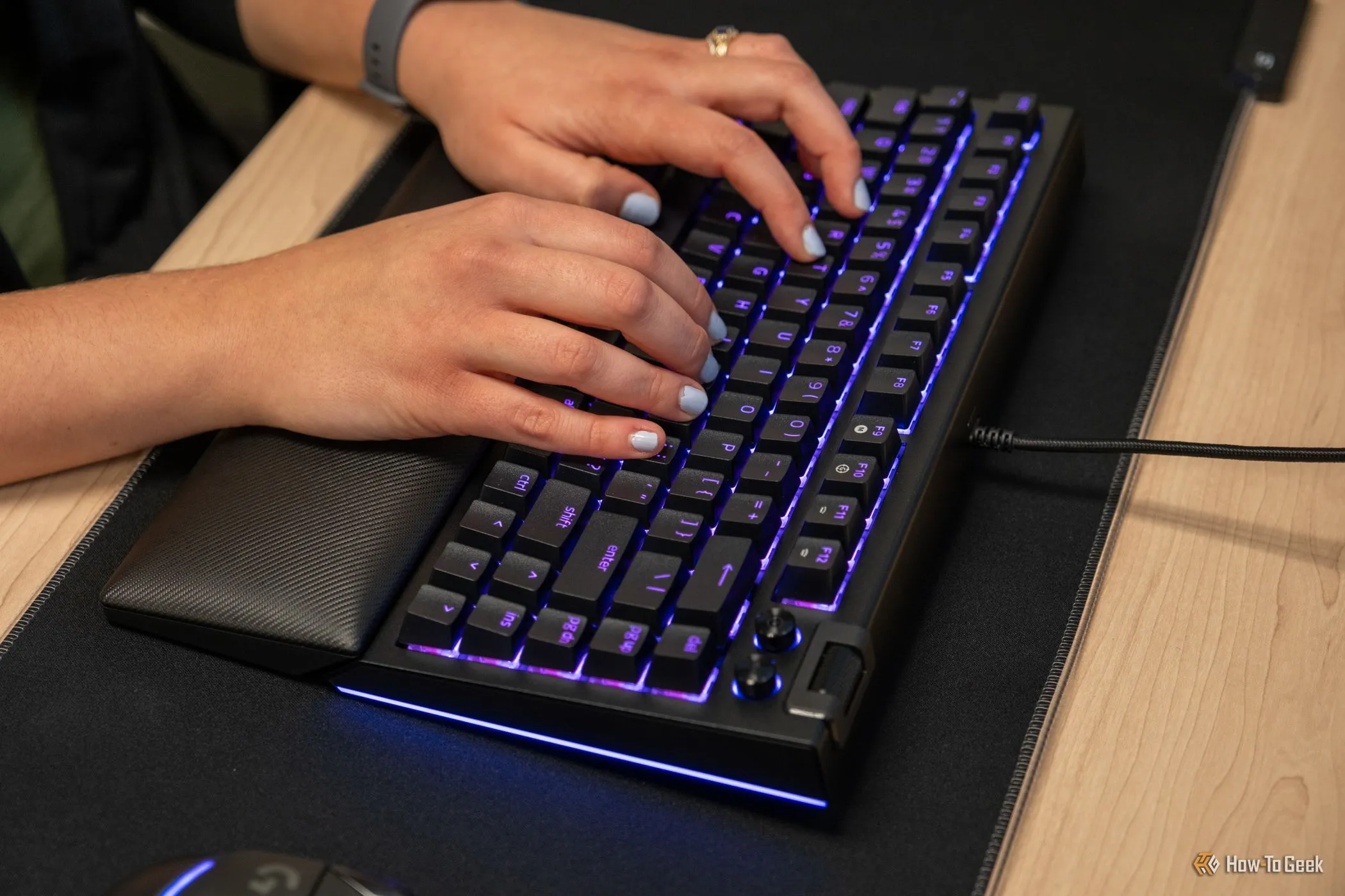 Bàn phím cơ Razer BlackWidow V4 75% được sử dụng, tượng trưng cho công cụ lập trình và kỹ năng tối ưu hóa cần thiết để tạo ra các Demoscene demo.
