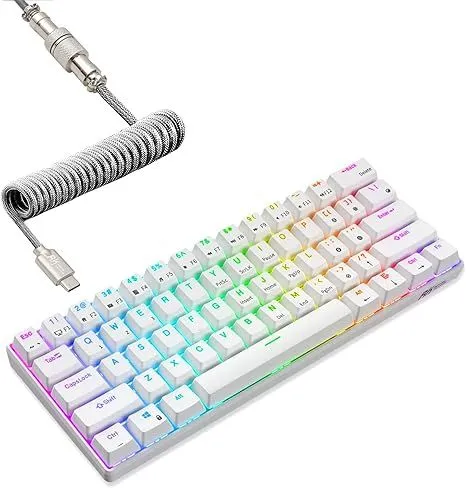 Bàn phím cơ RK ROYAL KLUDGE RK61 60% màu trắng với cáp xoắn màu đen nổi bật trên bàn làm việc gọn gàng.