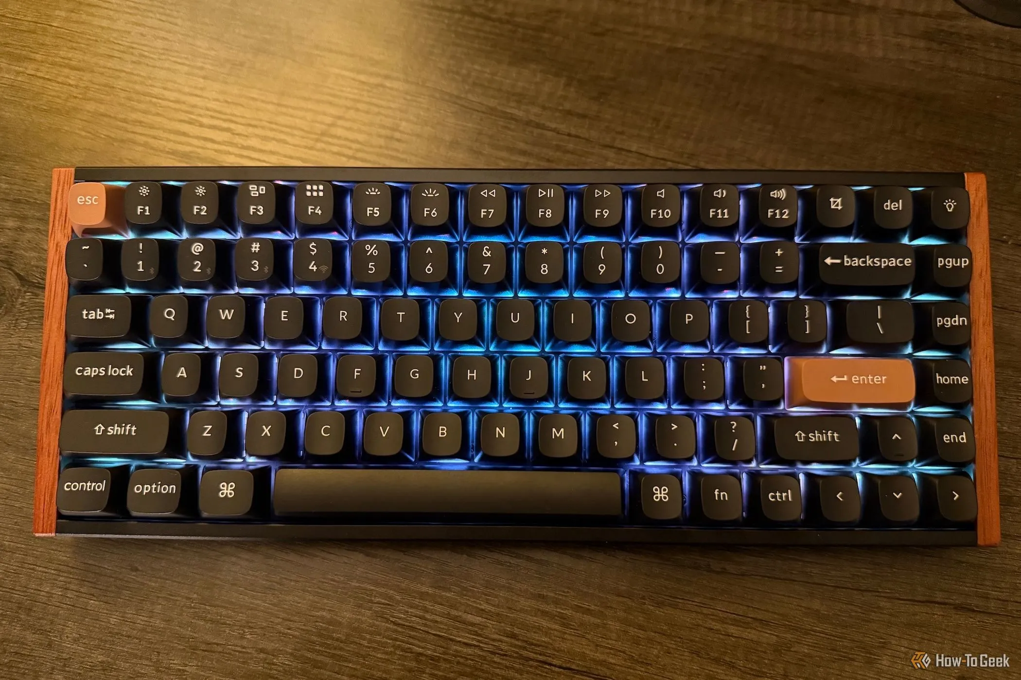 Bàn phím Keychron K2 HE Special Edition màu đen nổi bật với đèn nền RGB màu xanh lam, minh họa một sản phẩm Hall Effect keyboard.