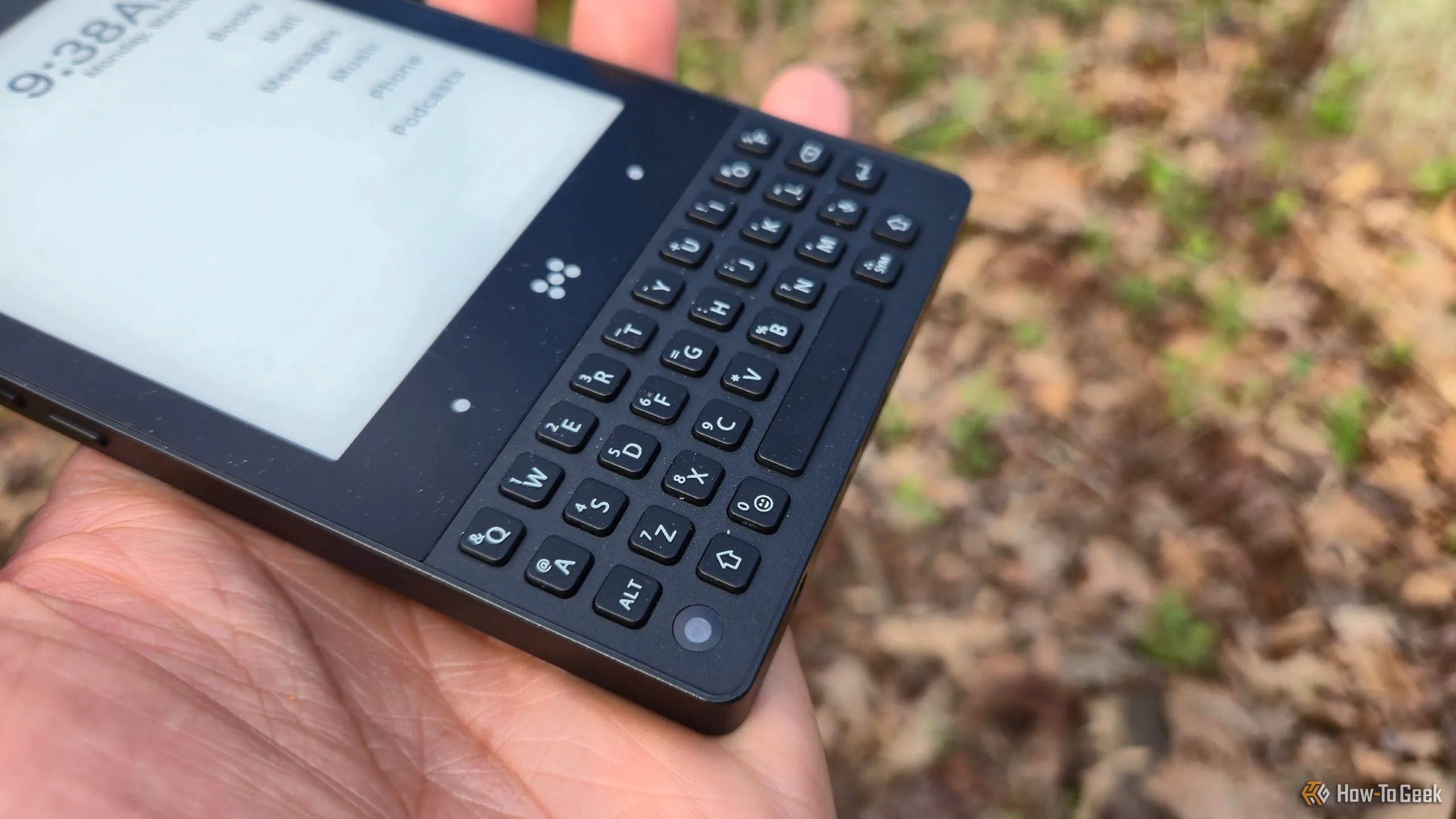 Bàn phím QWERTY vật lý trên điện thoại Minimal Phone.