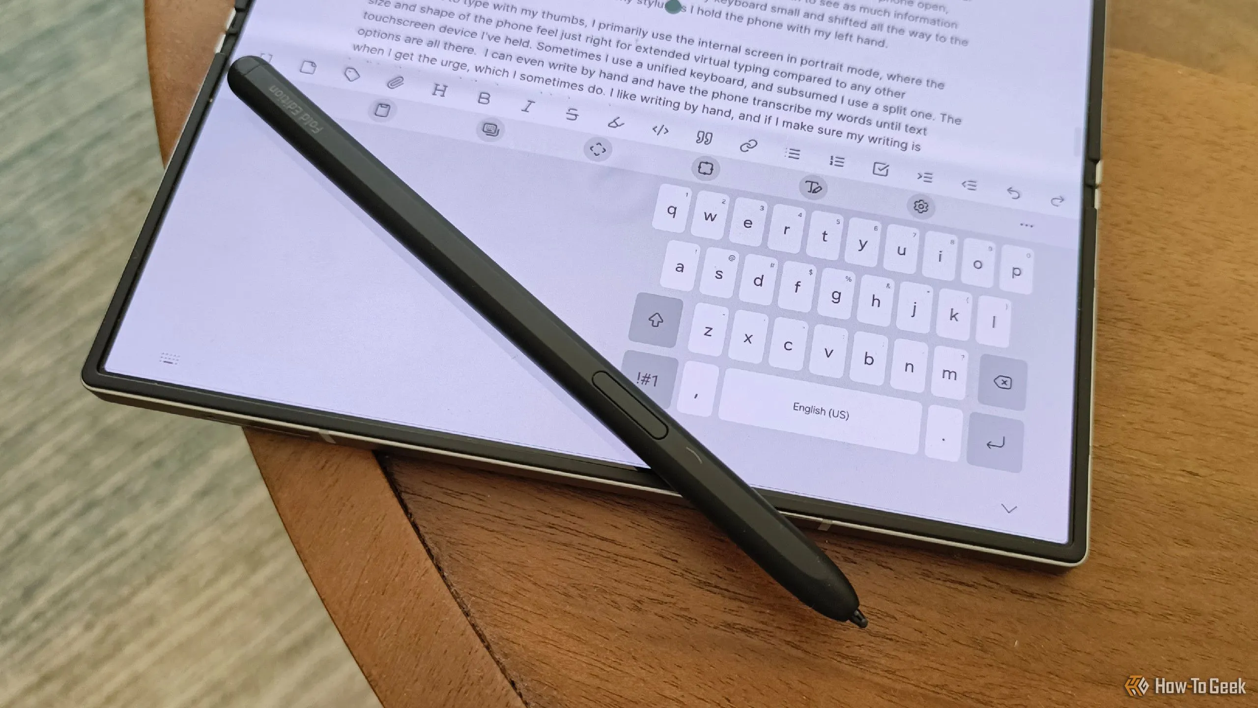 Bàn phím Samsung được sử dụng với S Pen trên Galaxy Z Fold 6