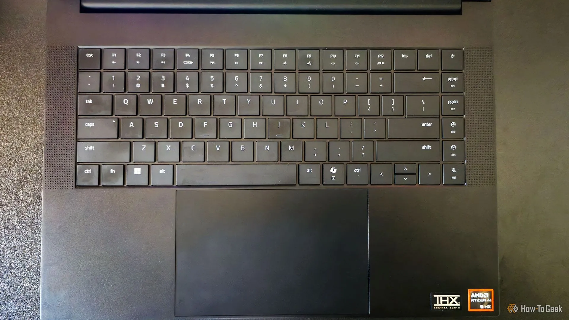 Bàn phím và touchpad lớn của laptop gaming Razer Blade 16 2025