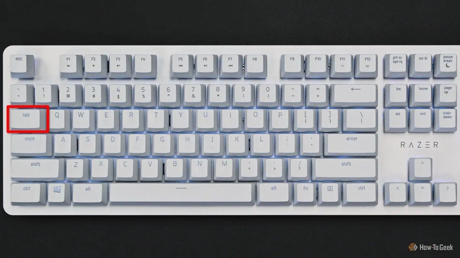 Bàn phím với phím Tab được tô đỏ, minh họa phím tắt tự động hoàn thành lệnh trong Terminal Linux, giúp nhập liệu hiệu quả.