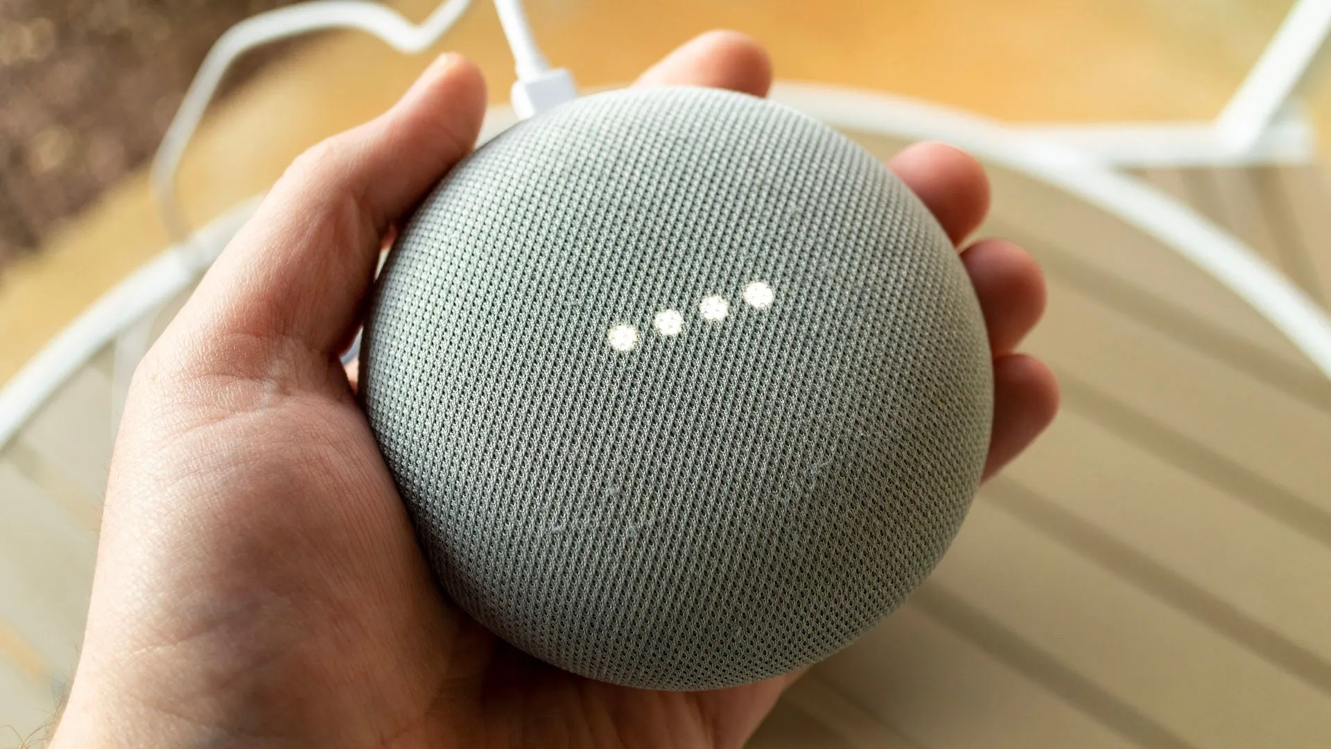 Bàn tay cầm loa thông minh Google Nest, thể hiện sự tích hợp Home Assistant với Google Assistant