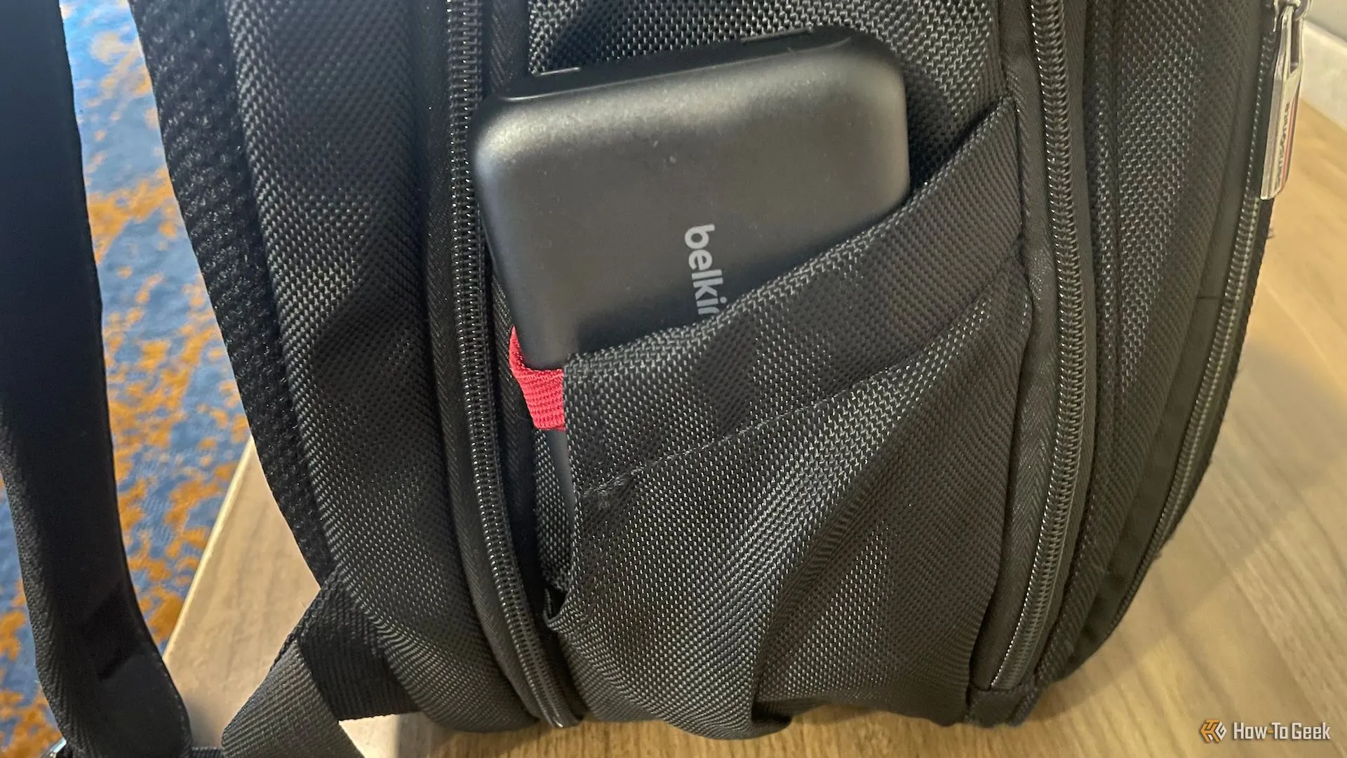 Belkin BoostCharge Power Bank 20K vừa vặn trong ngăn túi của một chiếc túi đựng laptop, thể hiện tính di động cao