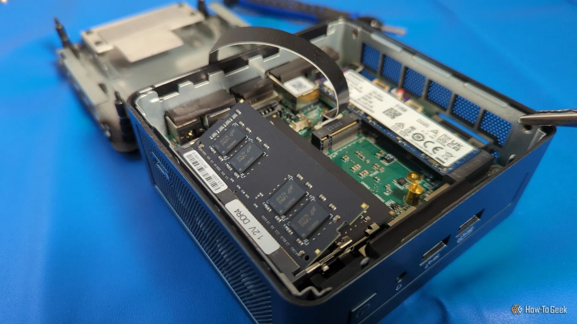 Bên trong PC mini đã mở với các linh kiện và thanh RAM được tháo rời
