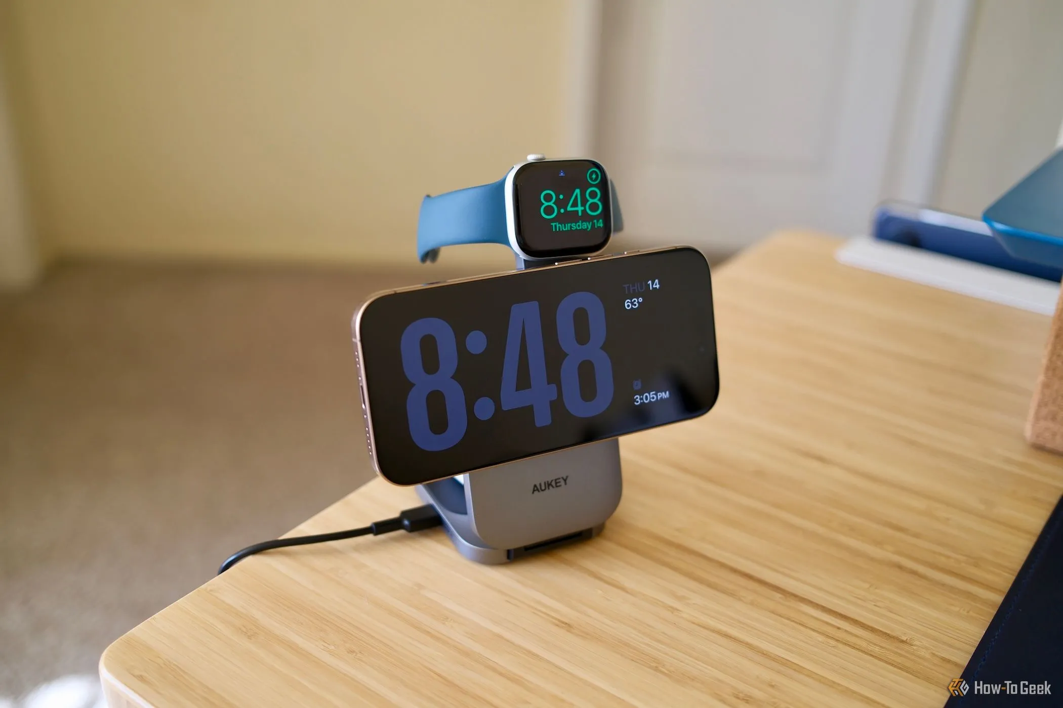 Bộ sạc không dây Aukey MagFusion Z sạc đồng thời iPhone và Apple Watch, thể hiện sự tiện lợi đa thiết bị