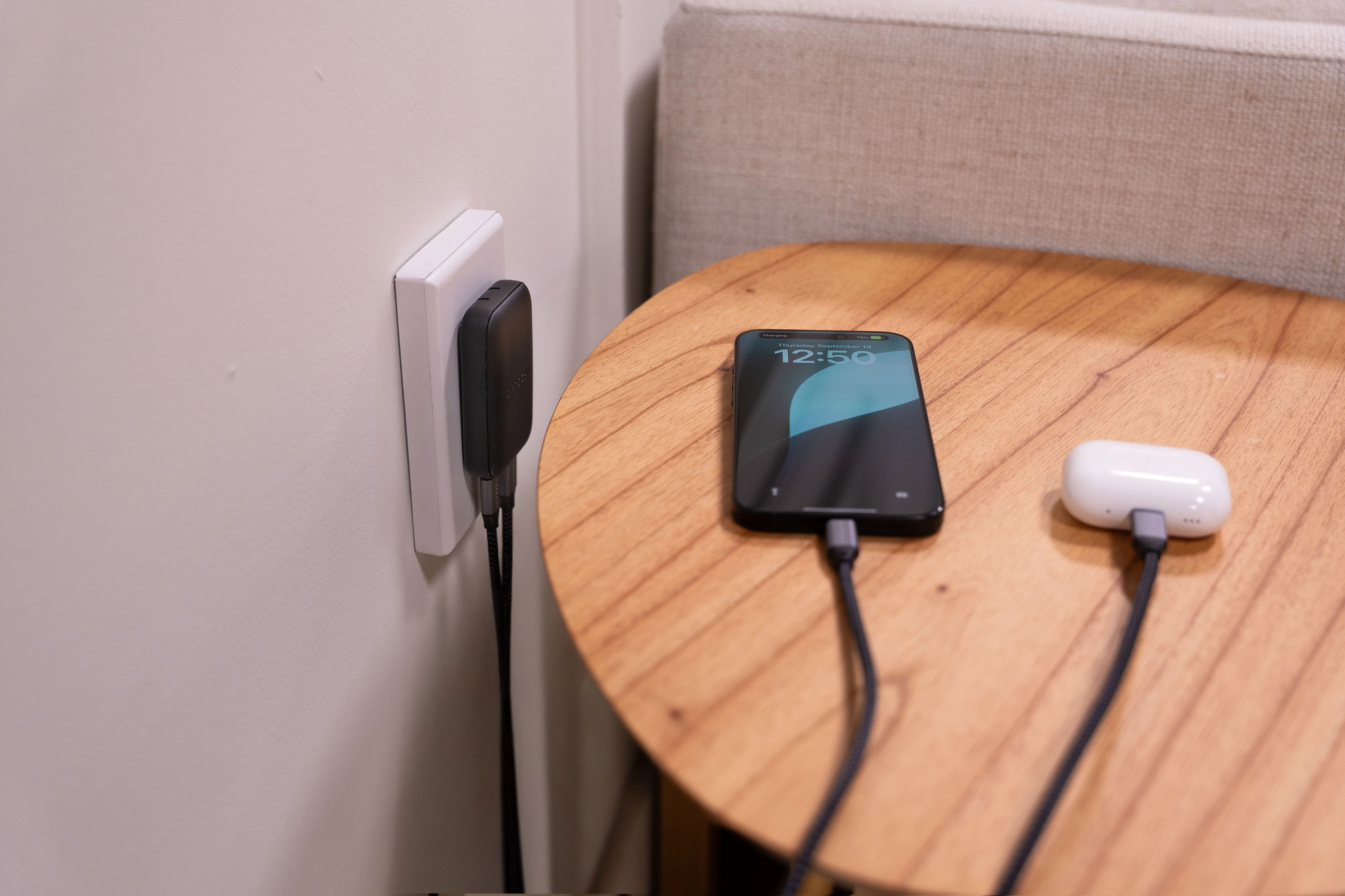 Bộ sạc tường Satechi 67W Slim đang cắm vào ổ điện và sạc điện thoại qua cáp USB-C