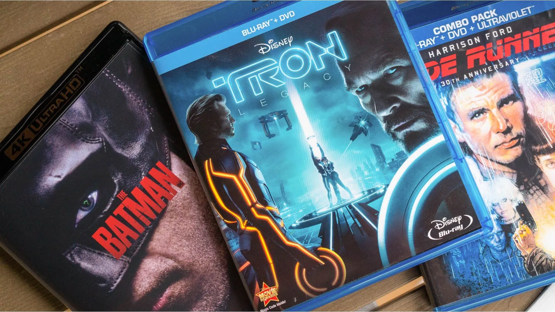 Bộ sưu tập các đĩa DVD và Blu-ray xếp chồng lên nhau, thể hiện sự phong phú của nội dung media vật lý