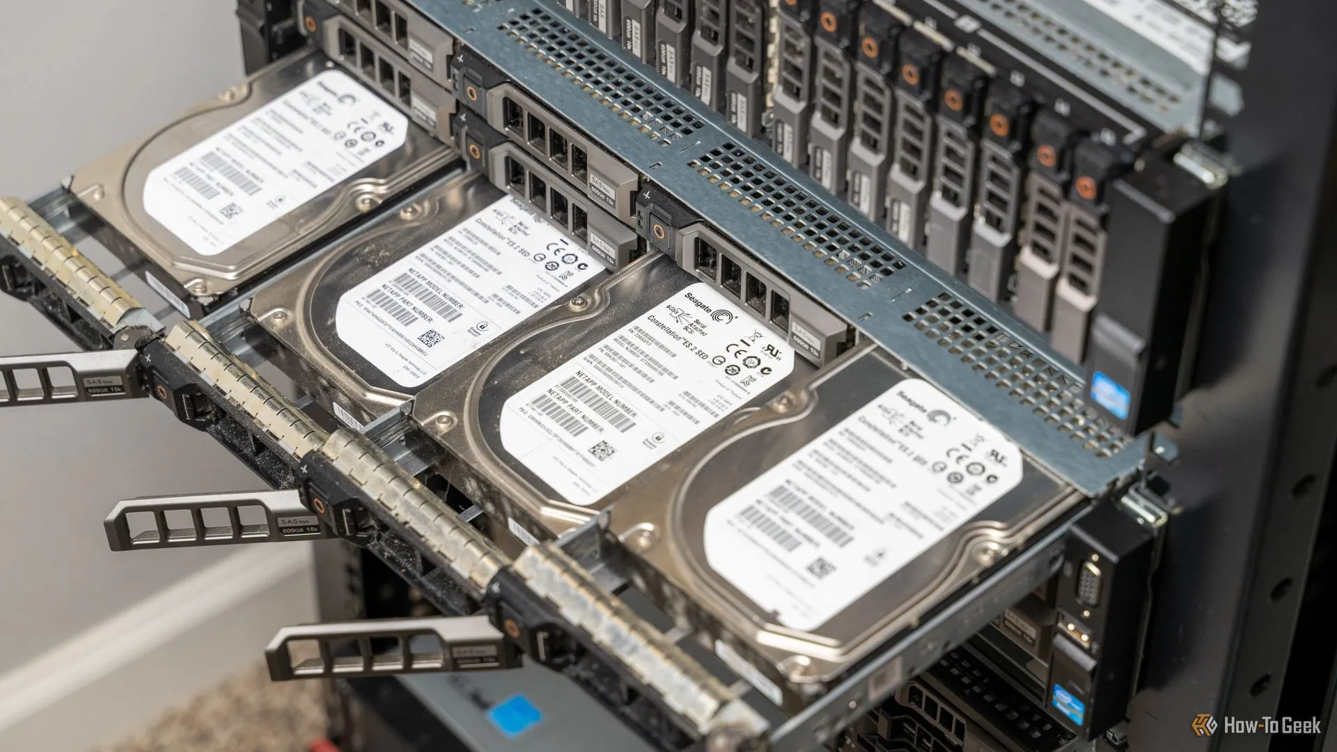 Bốn ổ cứng nhô ra từ máy chủ gắn rack, tượng trưng cho việc lưu trữ dữ liệu sao lưu server Minecraft quan trọng