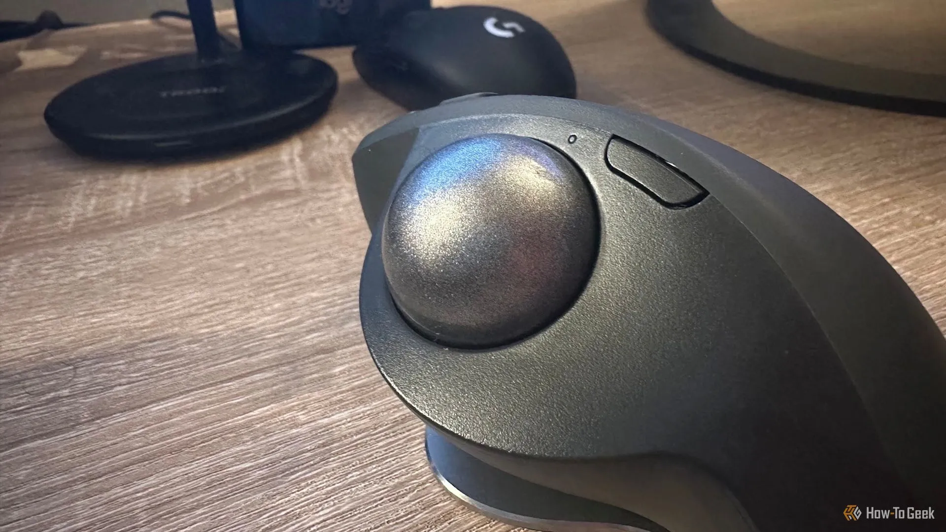 Bóng trackball và nút điều chỉnh DPI trên Logitech MX Ergo S, hỗ trợ độ chính xác