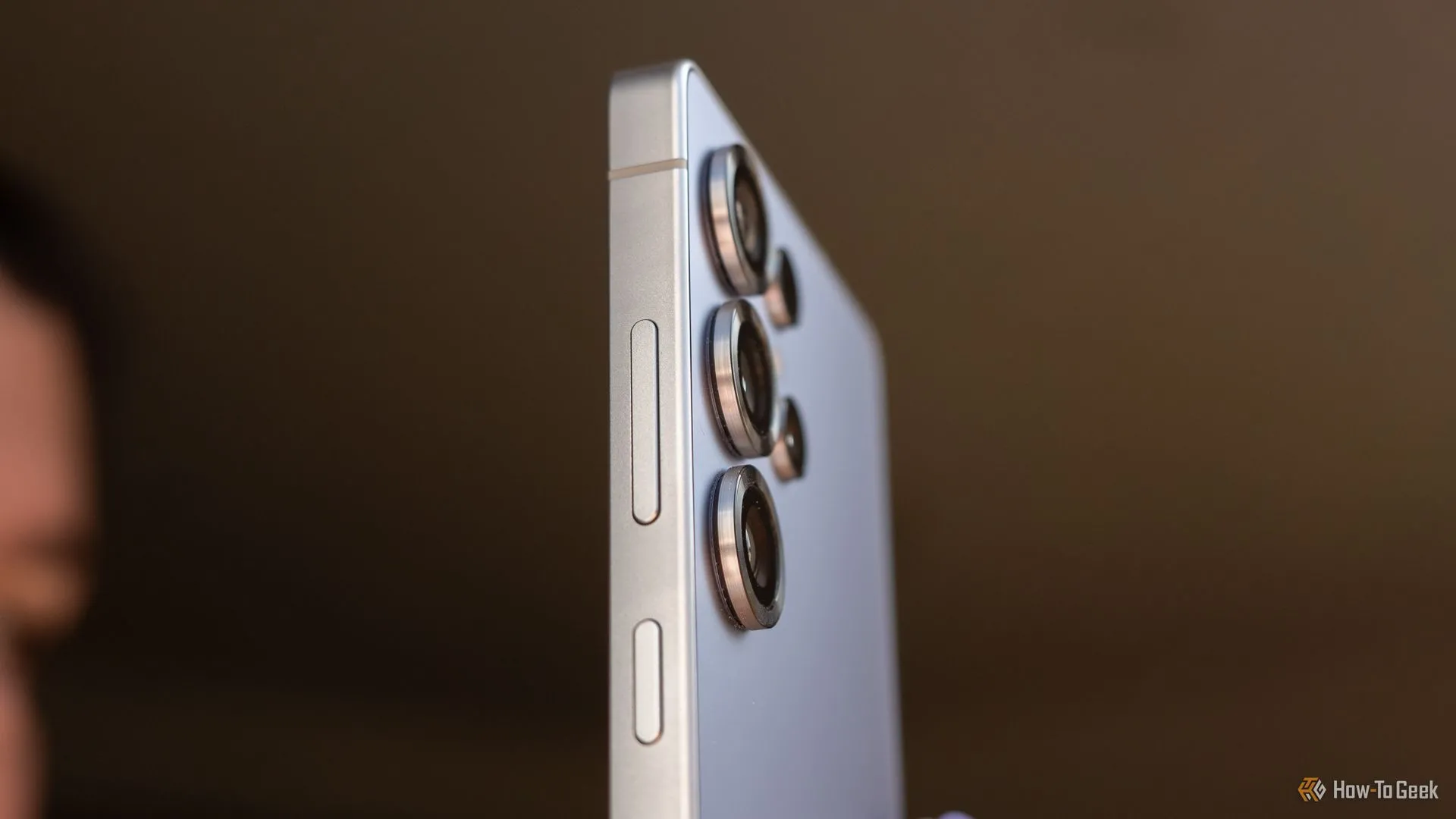 Bụi bẩn bám quanh các ống kính camera sau của Samsung Galaxy S25 Ultra