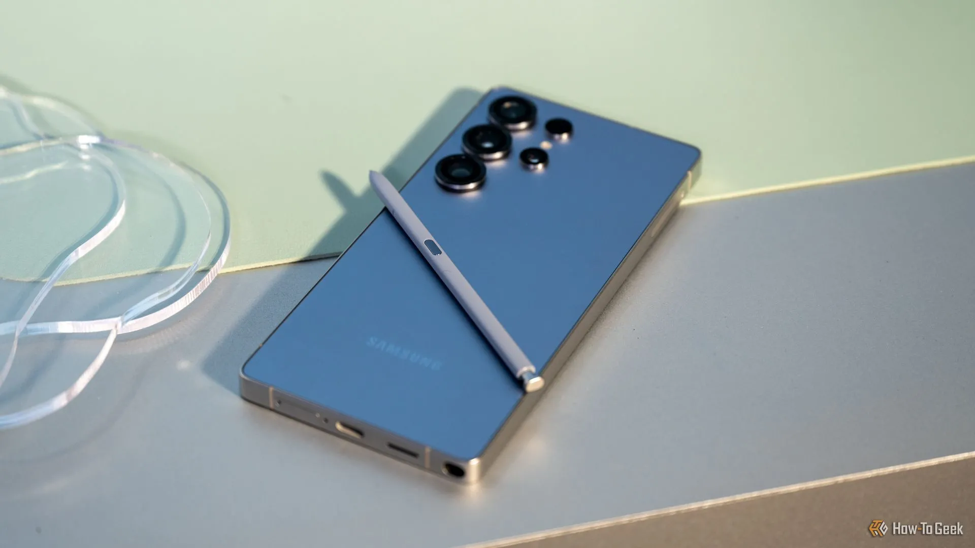 Bút S-Pen được tháo rời đặt trên Samsung Galaxy S25 Ultra, một tính năng đang gây tranh cãi.