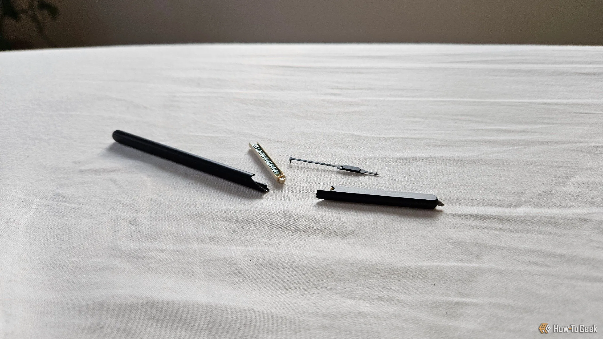 Bút S Pen phiên bản Z Fold bị hỏng, minh họa độ bền của phụ kiện.
