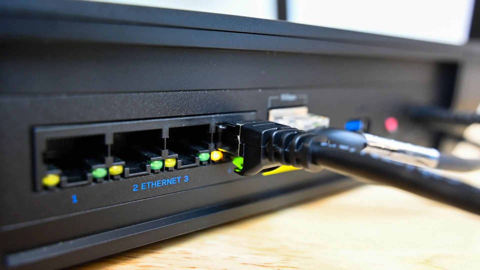 Các cổng Ethernet ở mặt sau của một bộ định tuyến internet, tượng trưng cho kết nối mạng cục bộ.