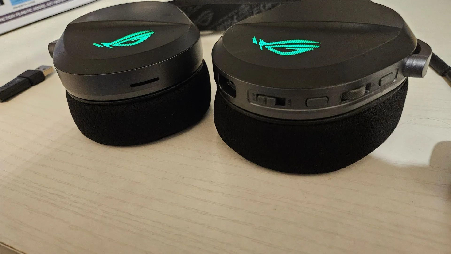 Các cổng kết nối bao gồm USB-C, 2.4Hz và Bluetooth trên tai nghe gaming ASUS ROG Pelta