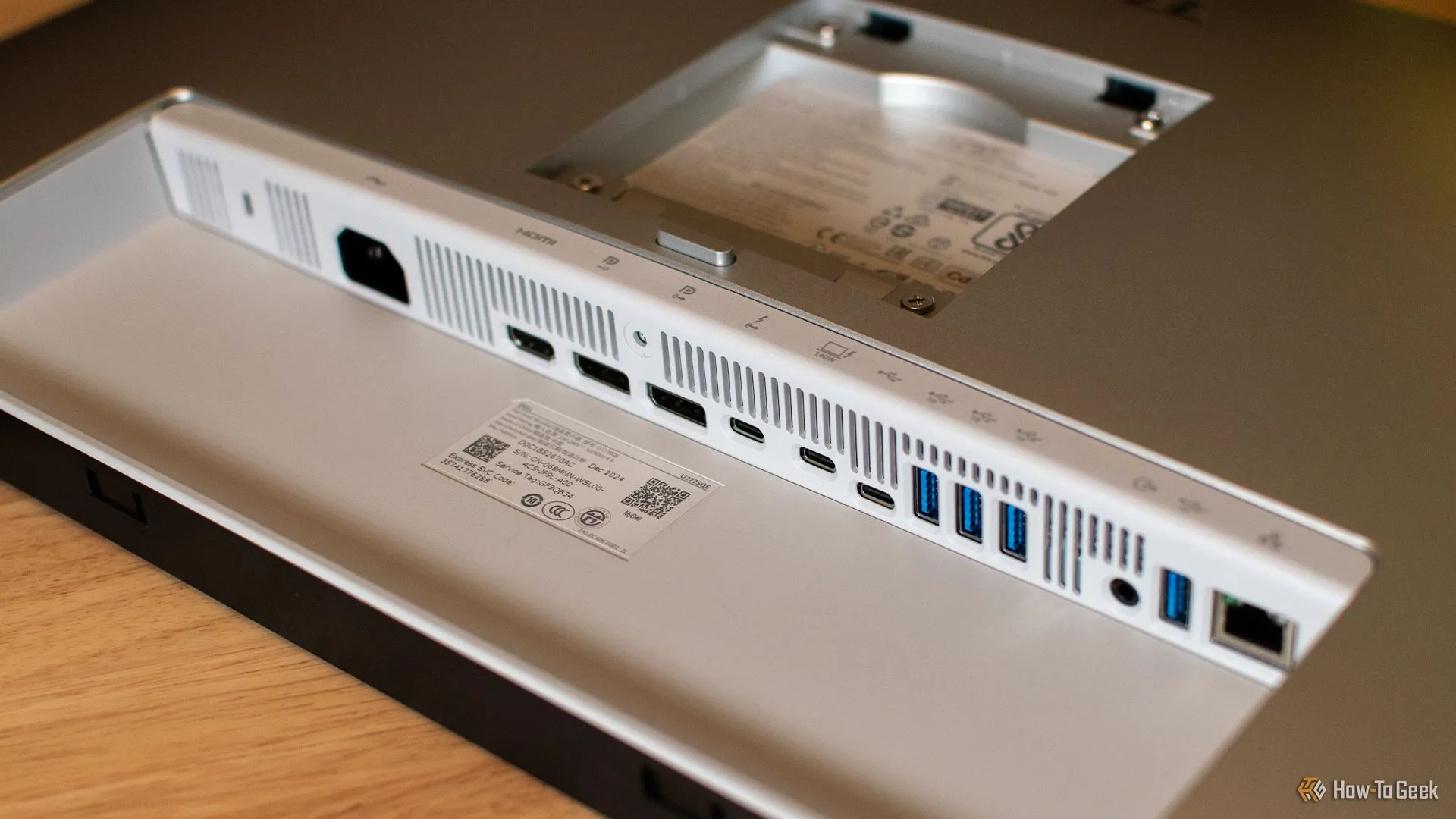 Các cổng kết nối ở mặt dưới của màn hình Dell Ultrasharp 27 Thunderbolt Hub