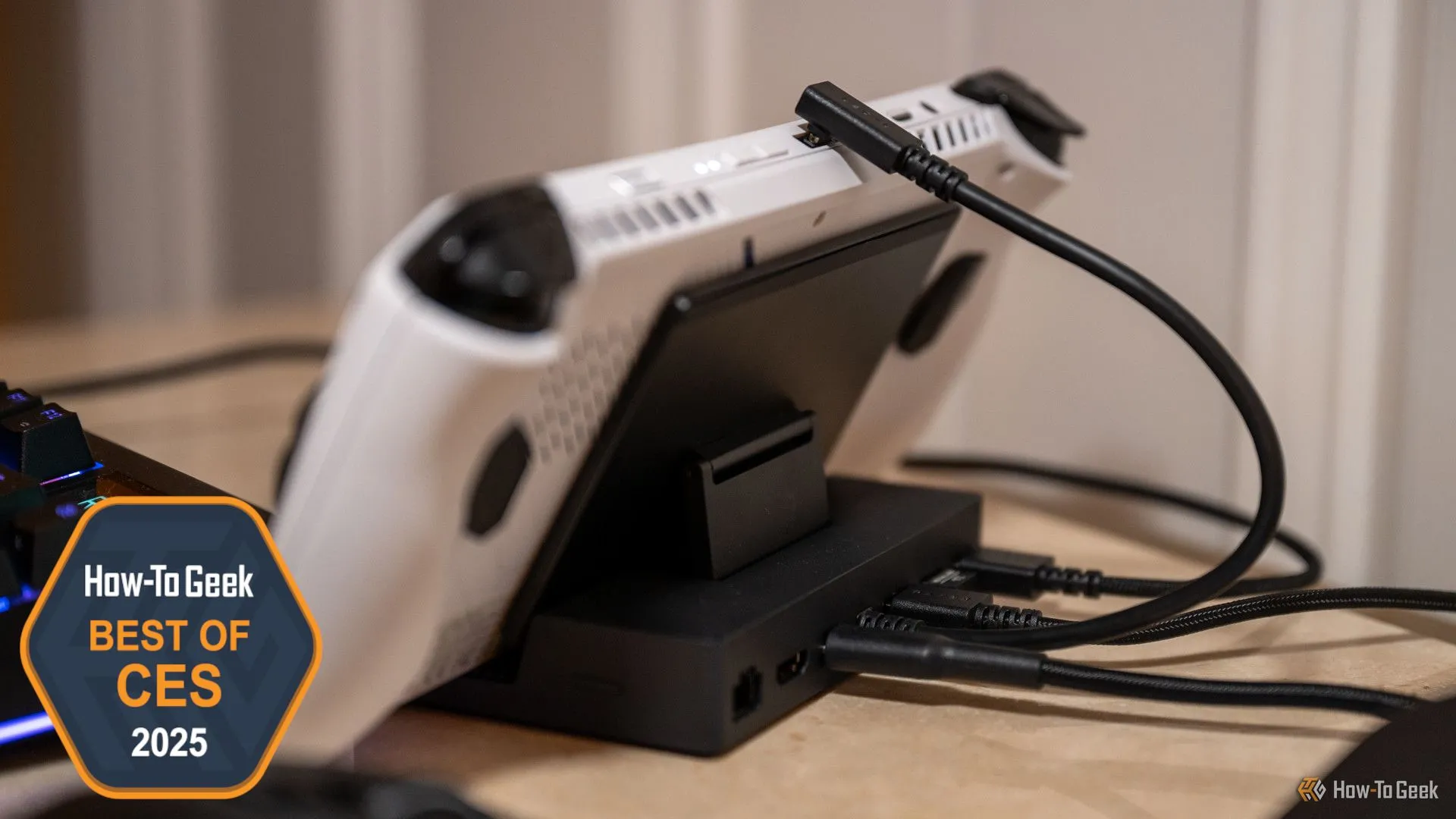 Các cổng kết nối ở mặt sau của dock chơi game Razer Handheld Dock Chroma, phụ kiện gaming nổi bật tại CES 2025.